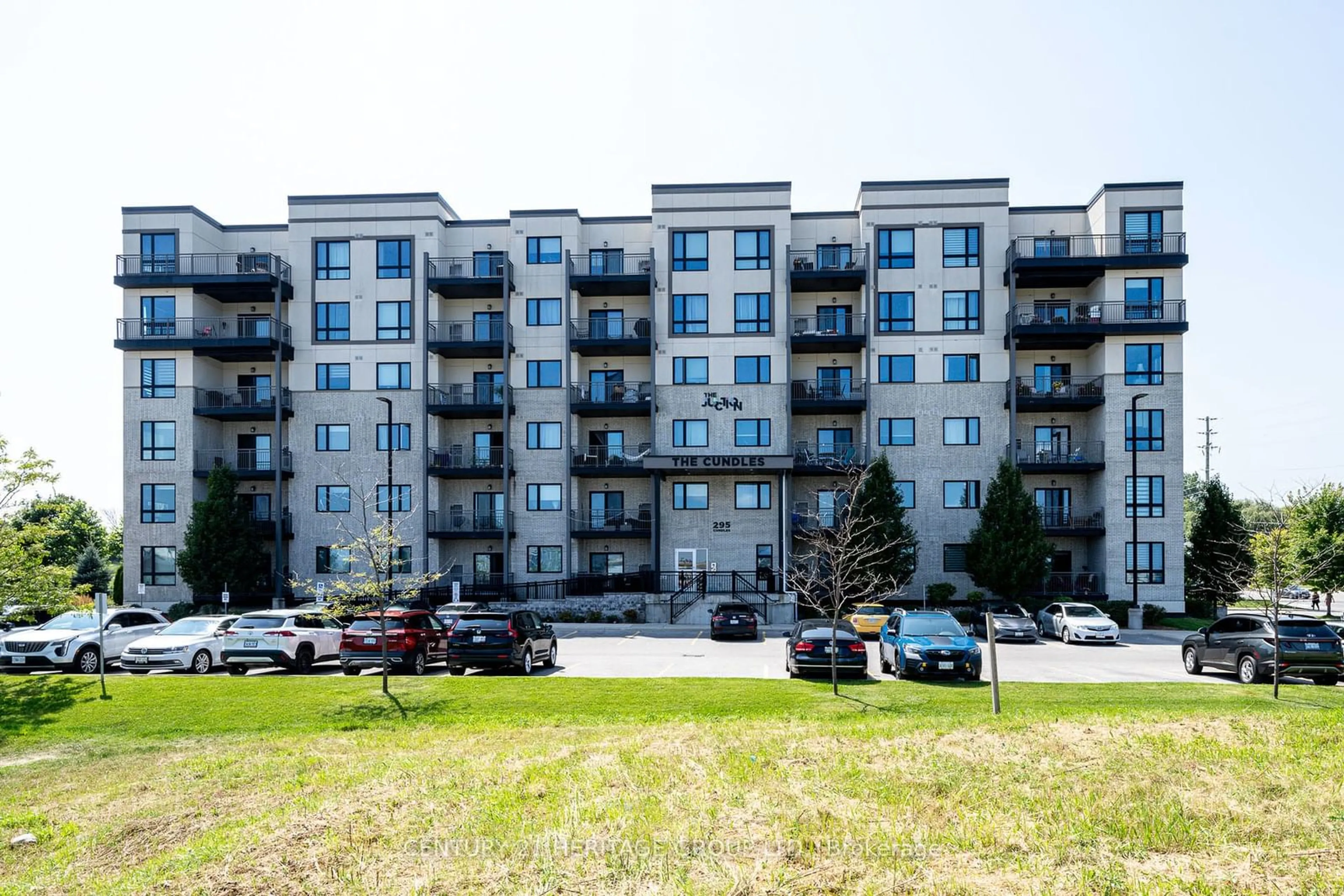 A pic from exterior of the house or condo, the front or back of building for 295 Cundles Rd #607, Barrie Ontario L4M 0K8