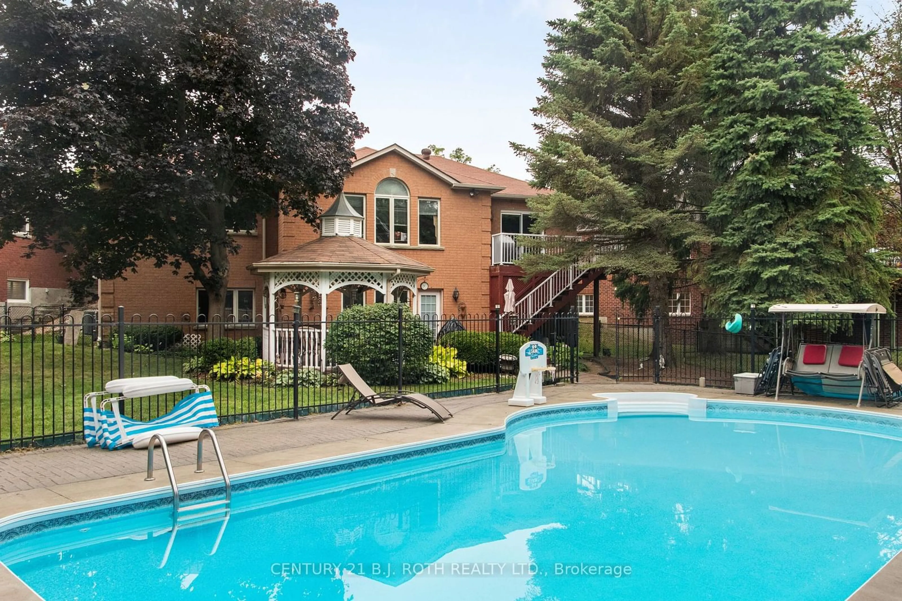 Indoor or outdoor pool for 65 BARRE Dr, Barrie Ontario L4N 7P1