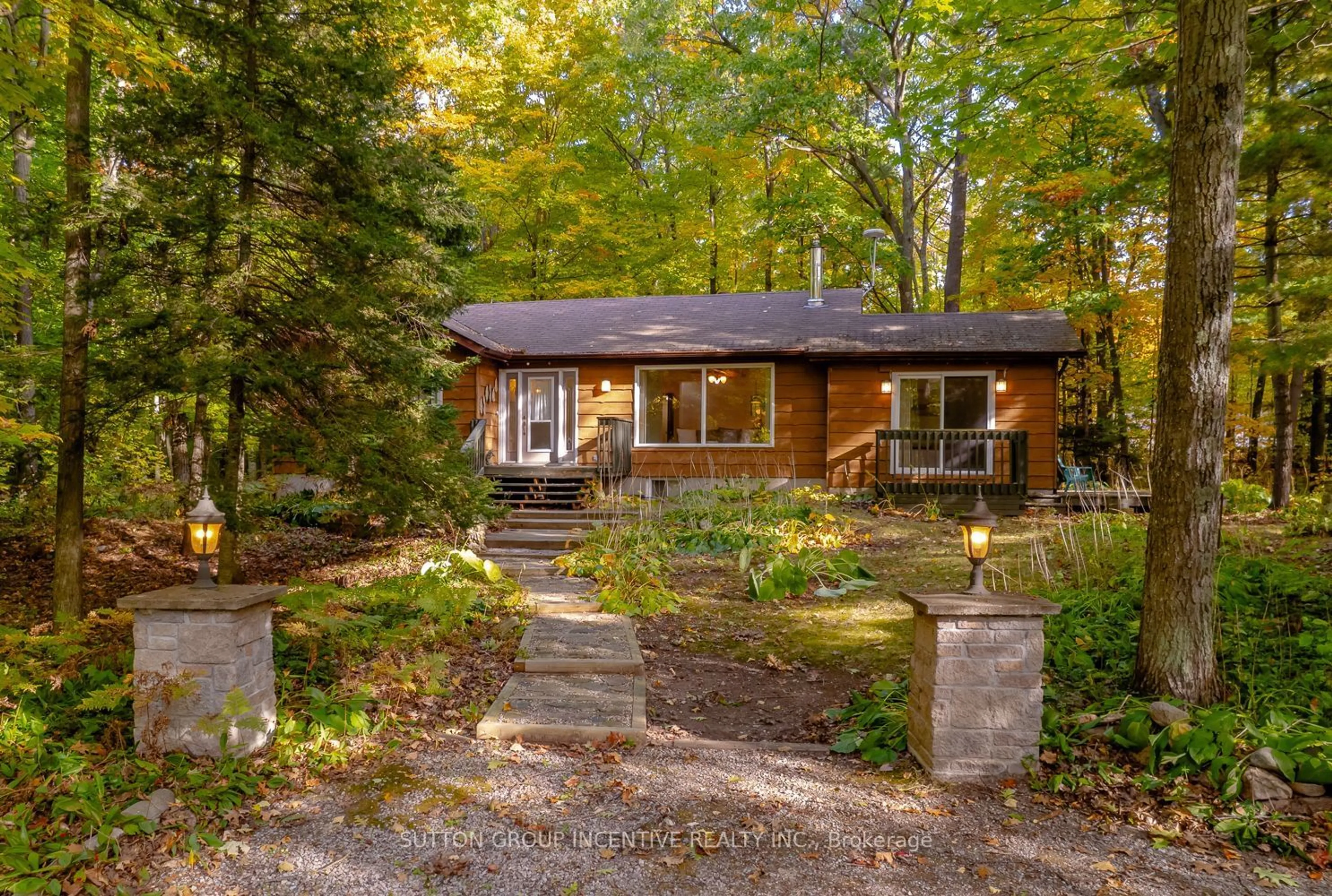 Home with brick exterior material for 11 Bourgeois Crt, Tiny Ontario L9M 0H3