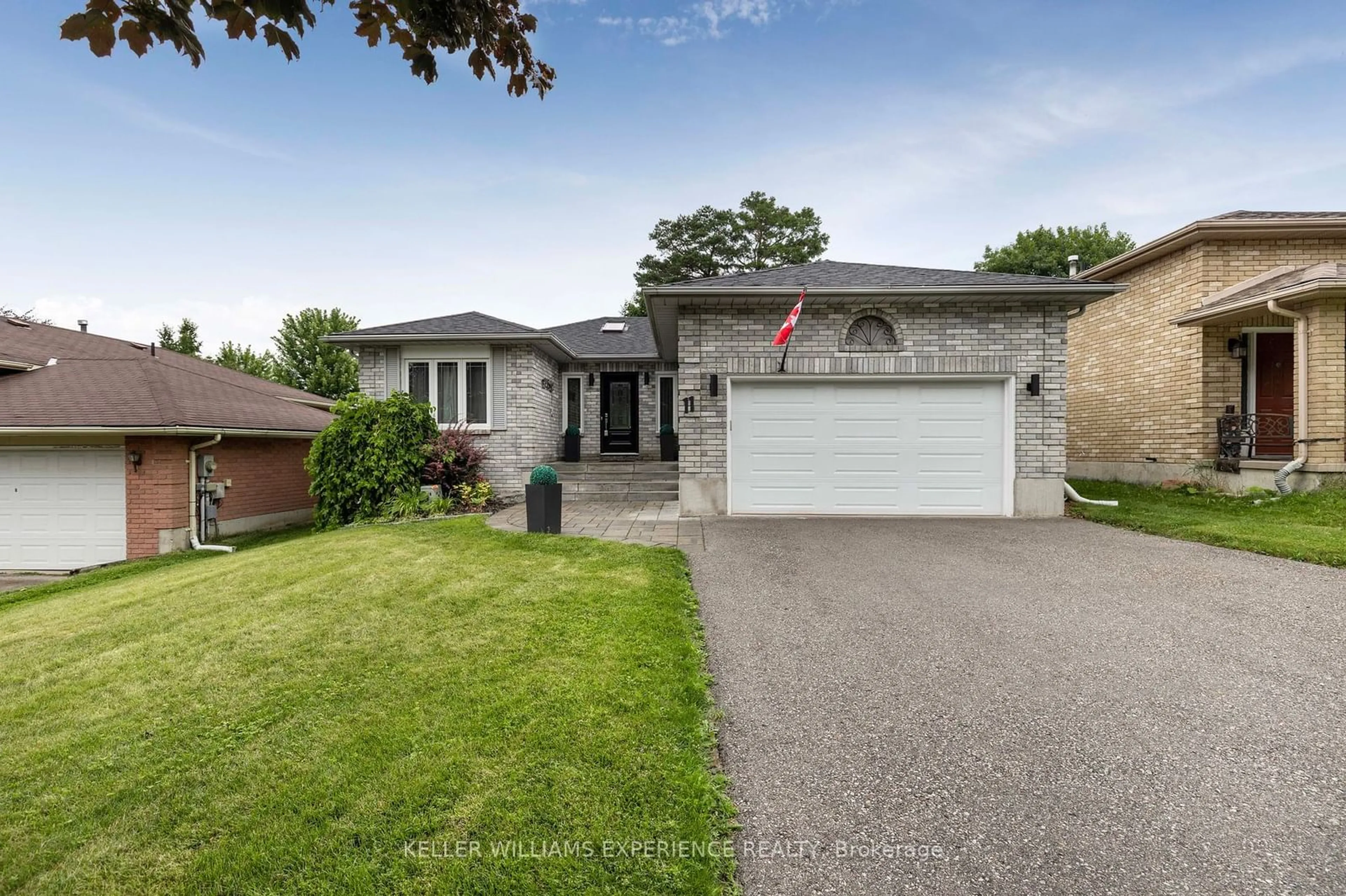 Frontside or backside of a home, the street view for 11 MAYFAIR Dr, Barrie Ontario L4N 6Y7