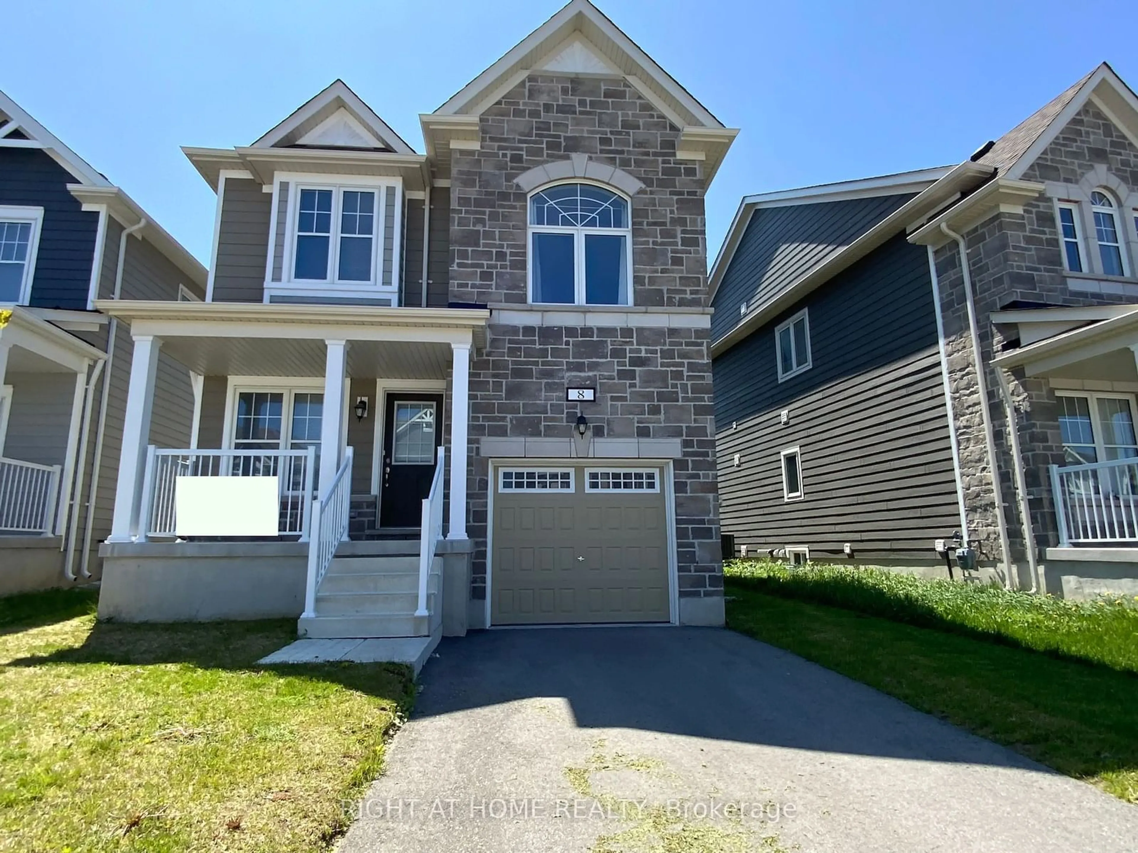 Frontside or backside of a home, the street view for 8 Bobolink Dr, Wasaga Beach Ontario L9Z 0J2