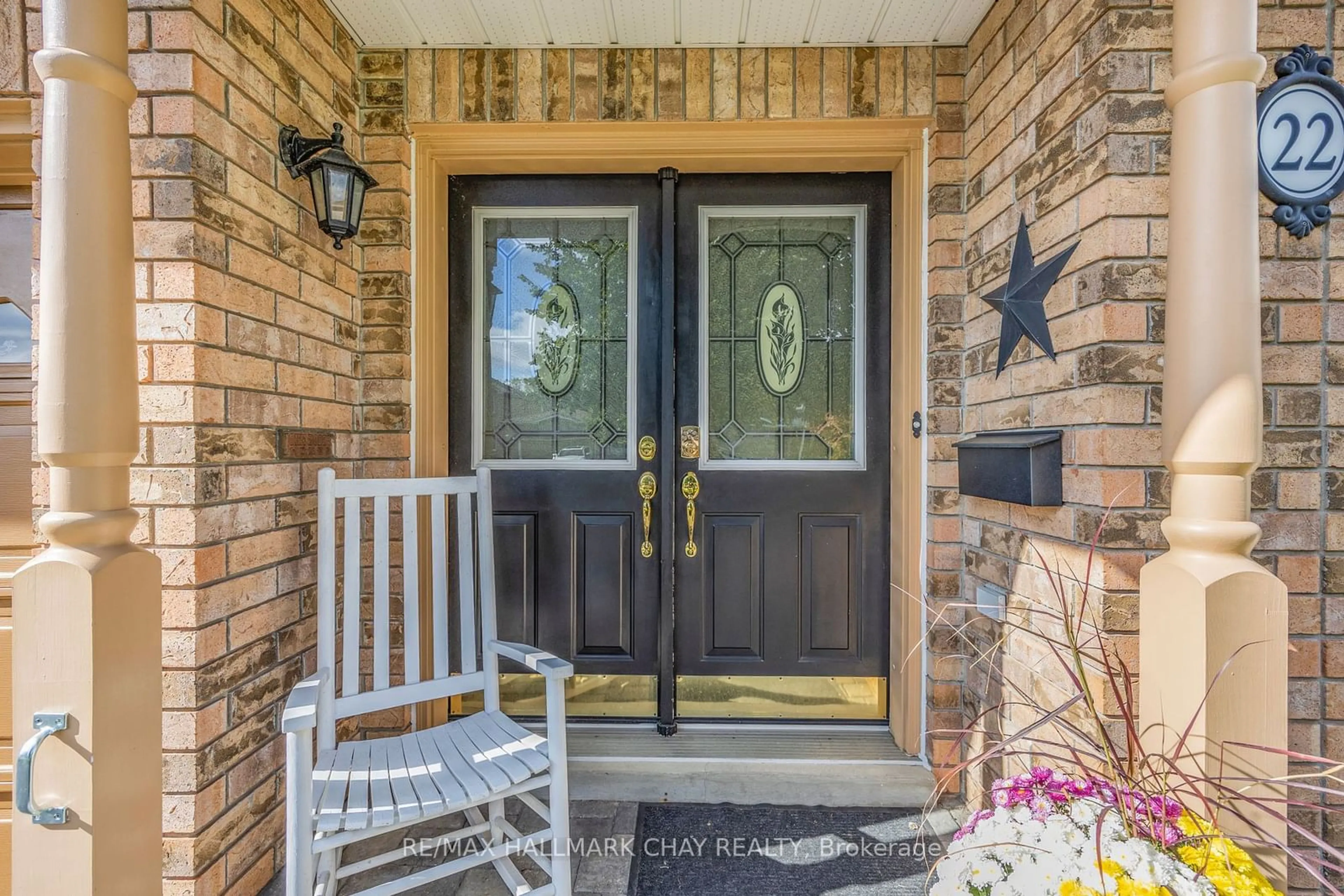 Indoor entryway, wood floors for 22 Huntington Dr, Barrie Ontario L4N 9T6