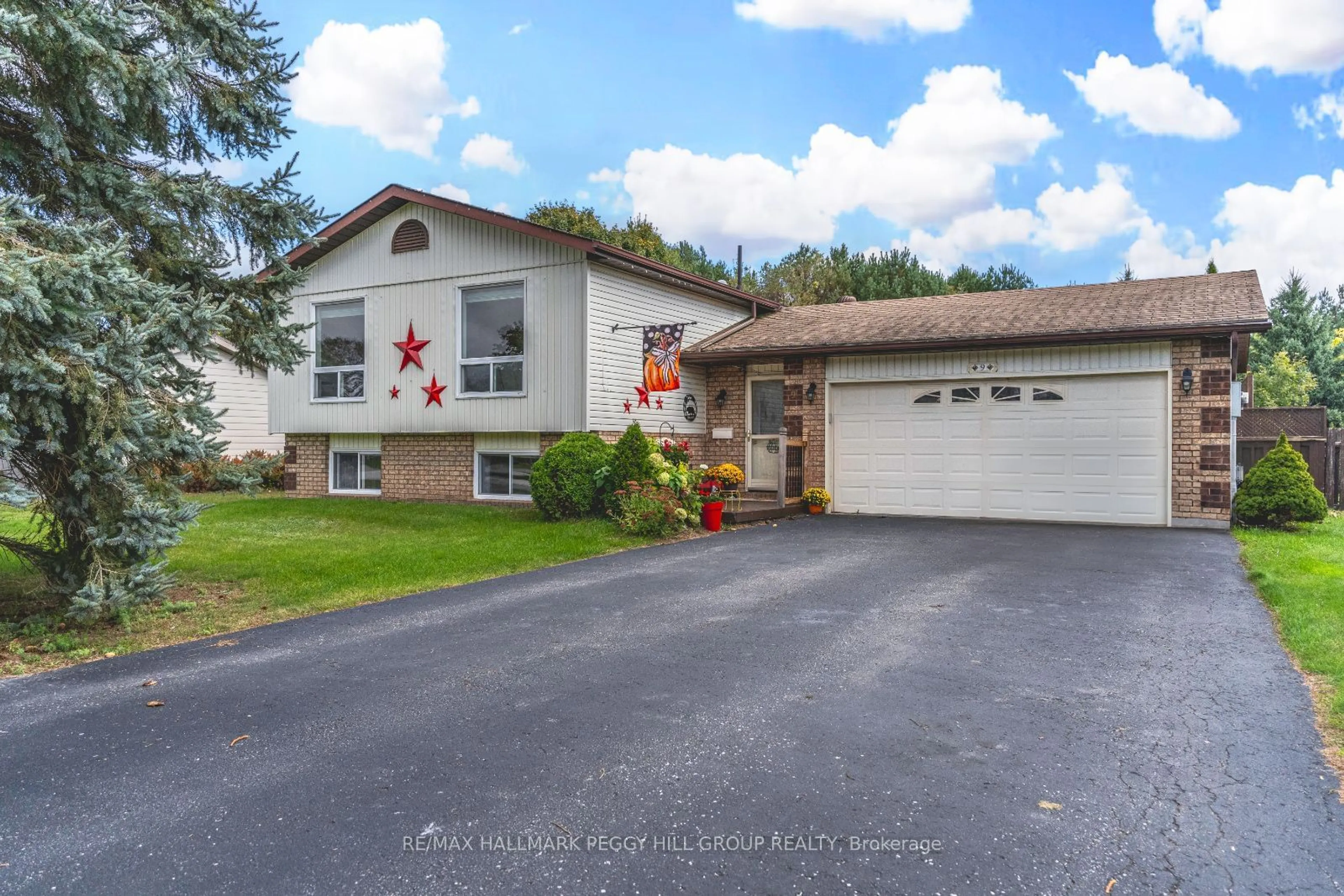 Frontside or backside of a home, the street view for 9 Longwood Cres, Clearview Ontario L0M 1N0