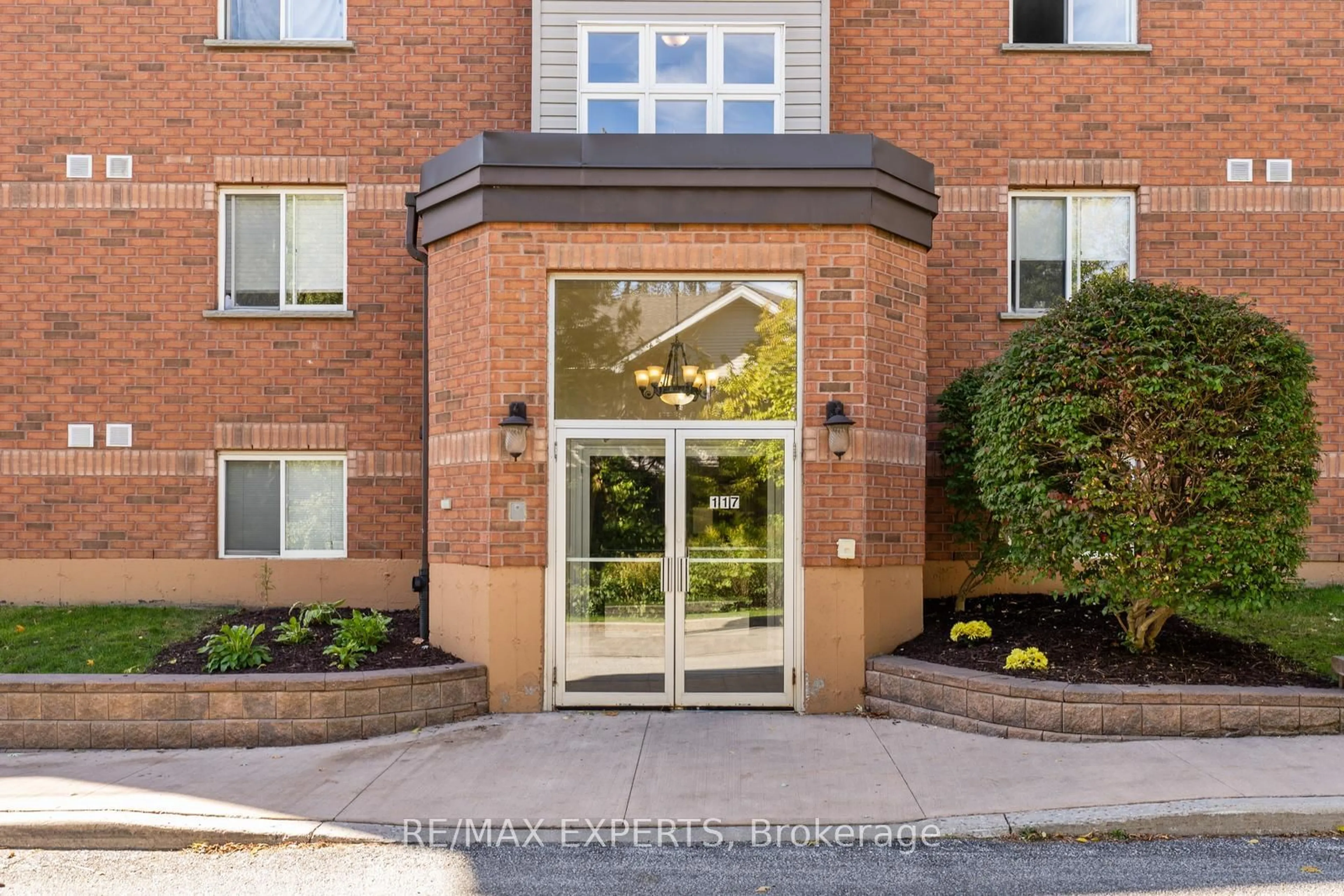 Indoor foyer, carpet floors for 117 Edgehill Dr #403, Barrie Ontario L4N 1L9