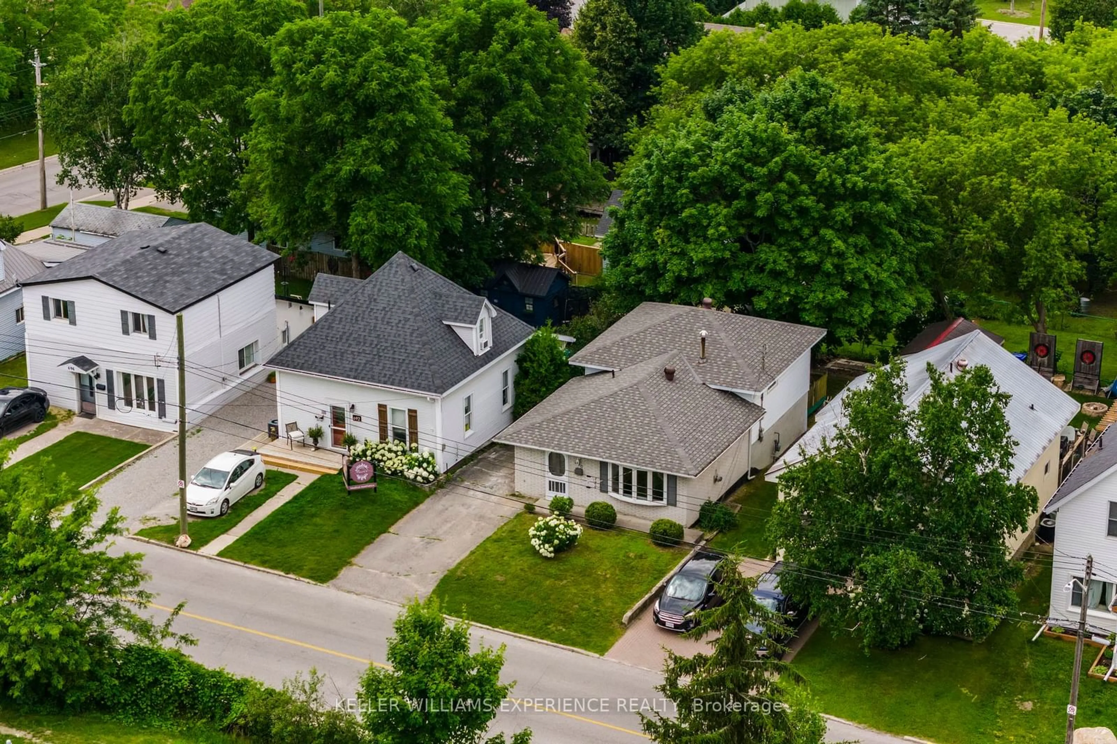 Frontside or backside of a home, the street view for 690 Victoria St, Midland Ontario L4R 1B1