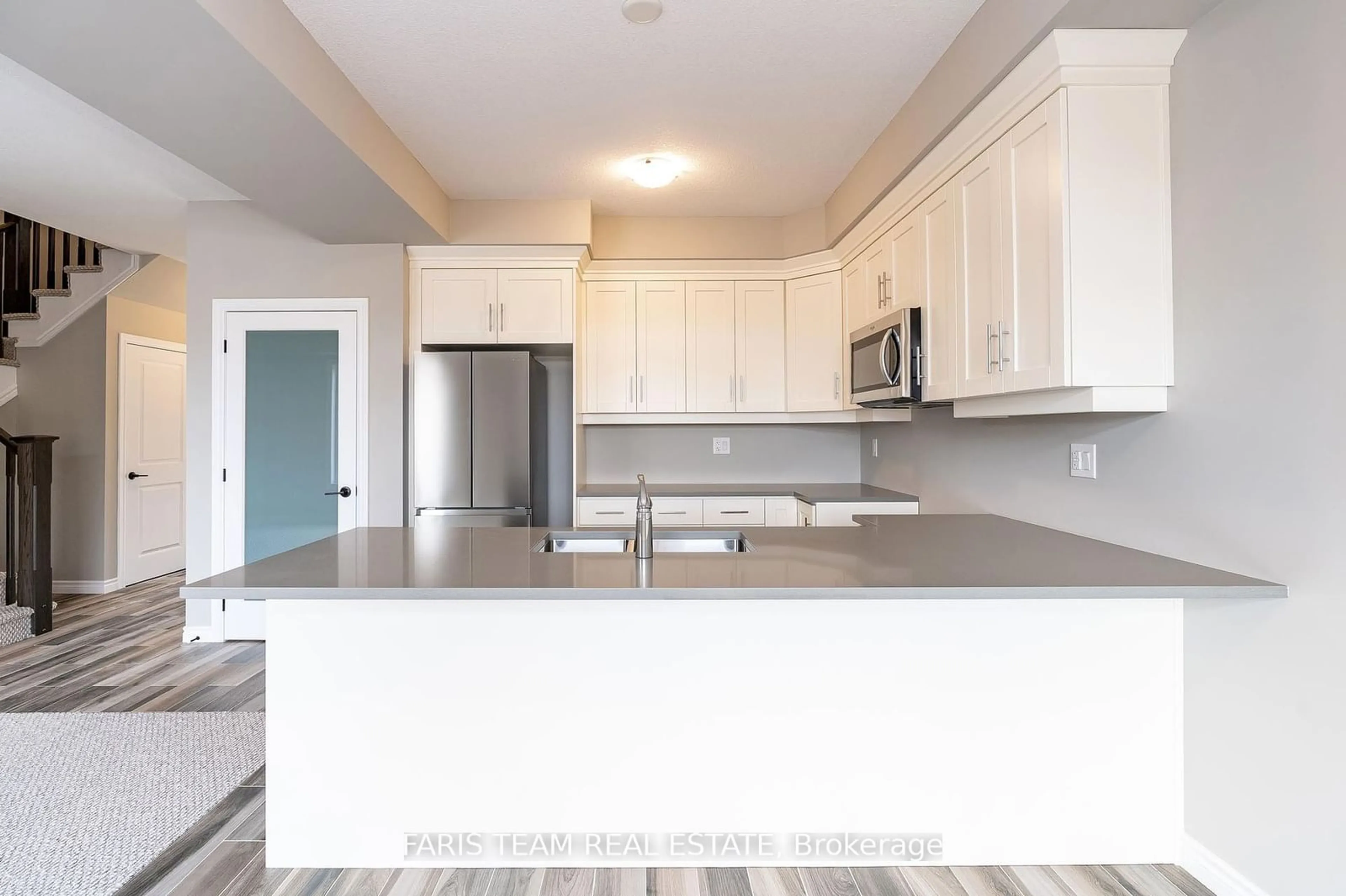 Open concept kitchen for 1052 Wright Dr, Midland Ontario L4R 0E4