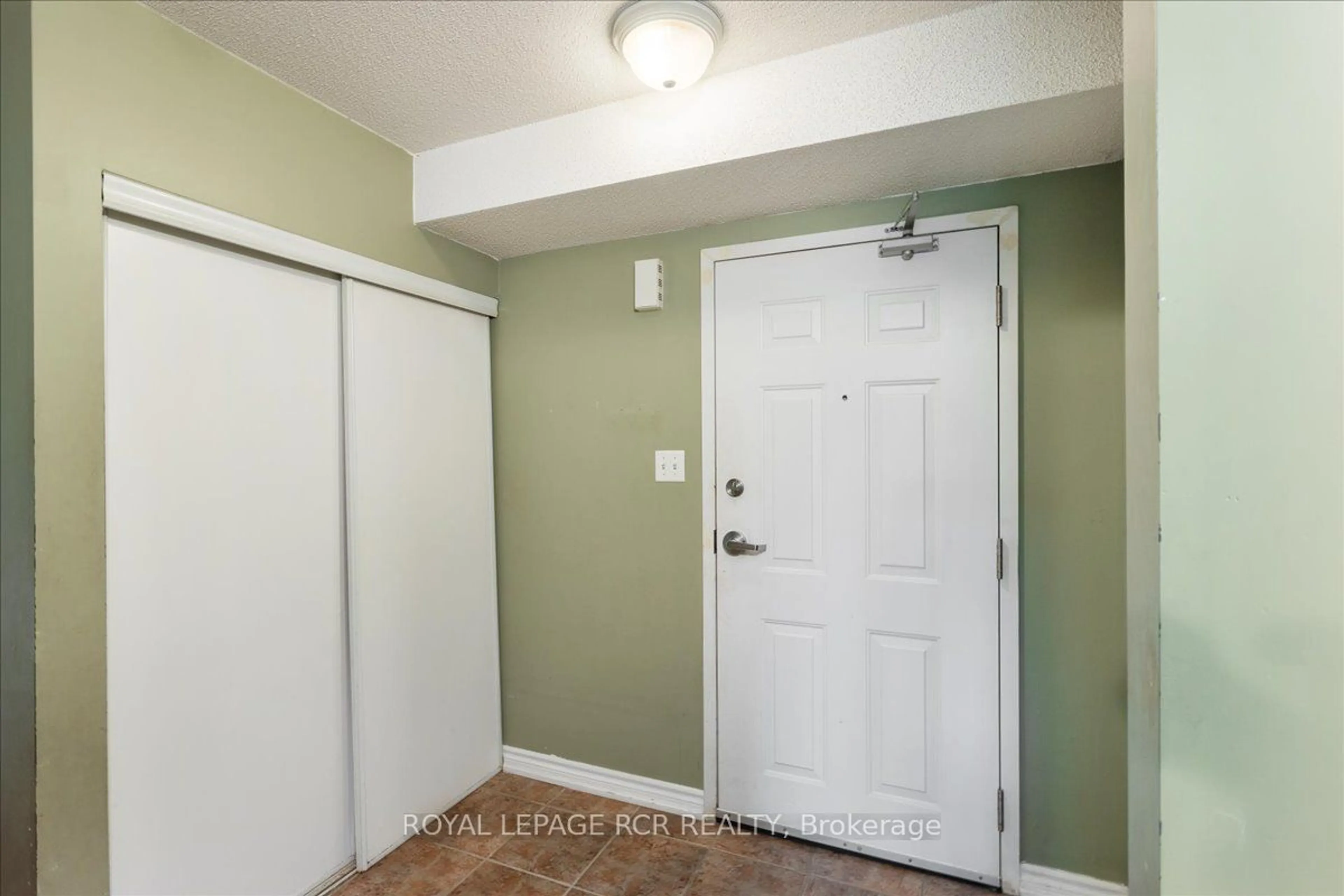 Indoor entryway, unknown floor for 41 Coulter St #1, Barrie Ontario L4N 6L9