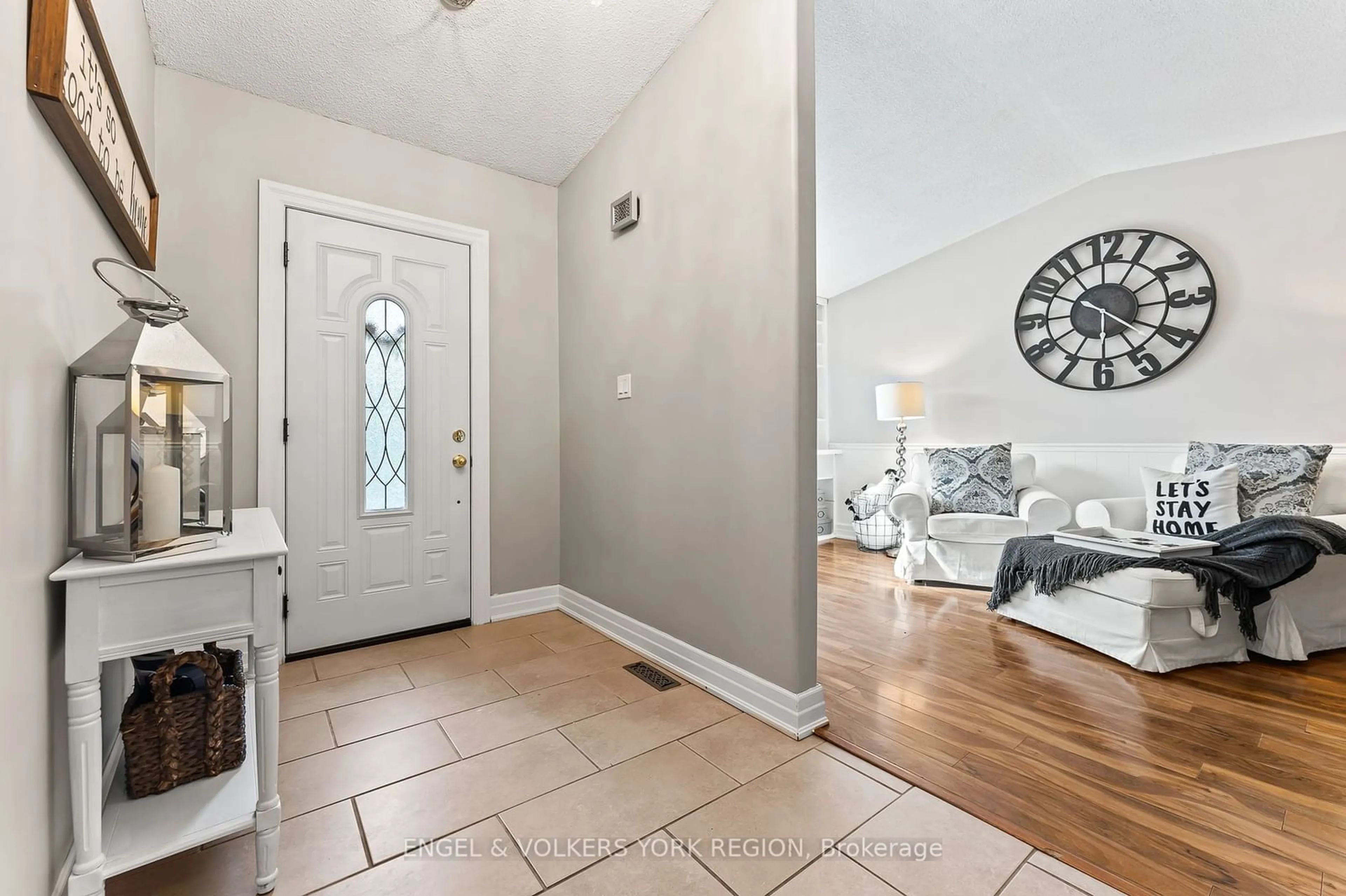 Indoor entryway, wood floors for 45 Noam Dr, Barrie Ontario L4N 4N4