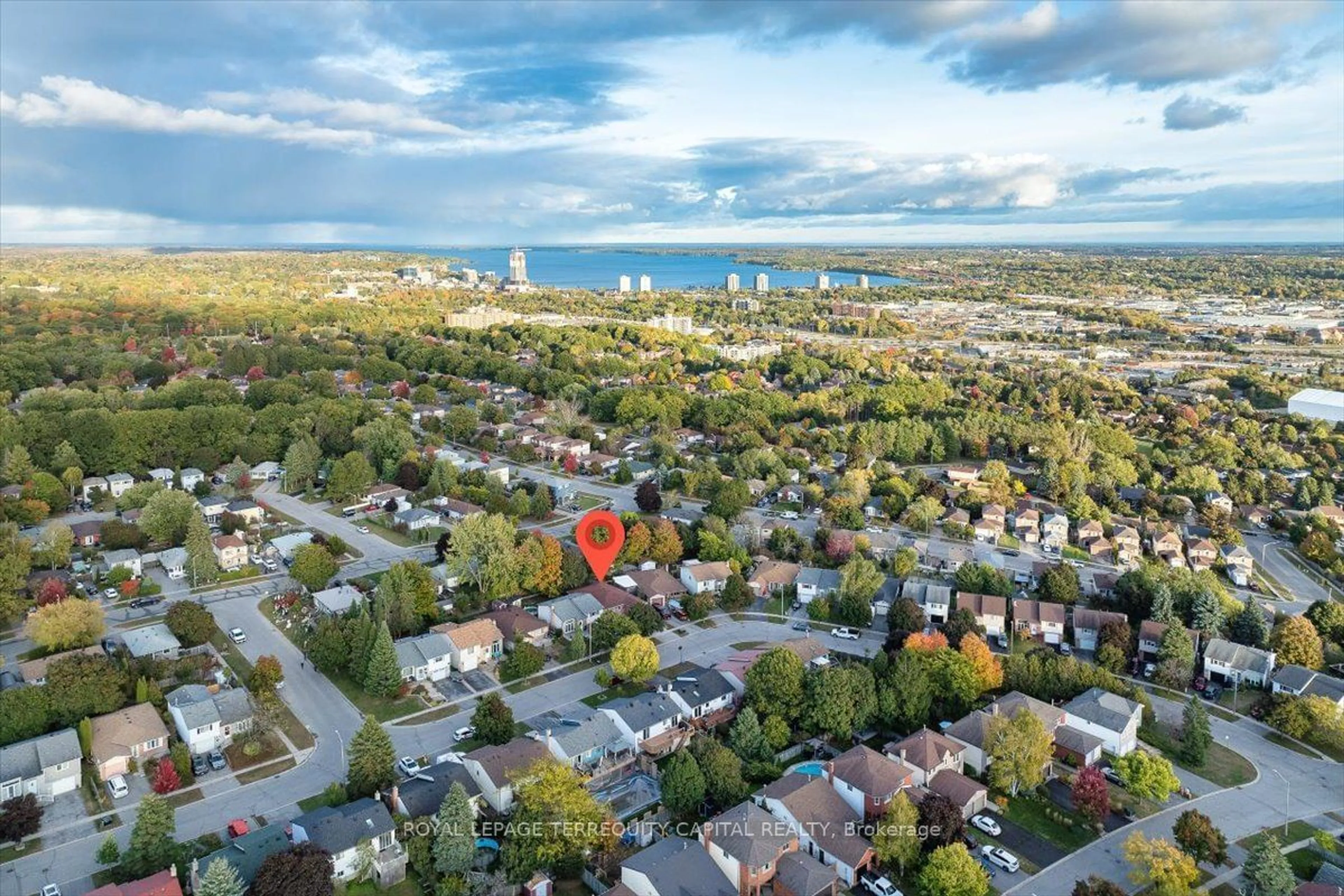 A pic from exterior of the house or condo, the street view for 118 Shakespeare Cres, Barrie Ontario L4N 6B6