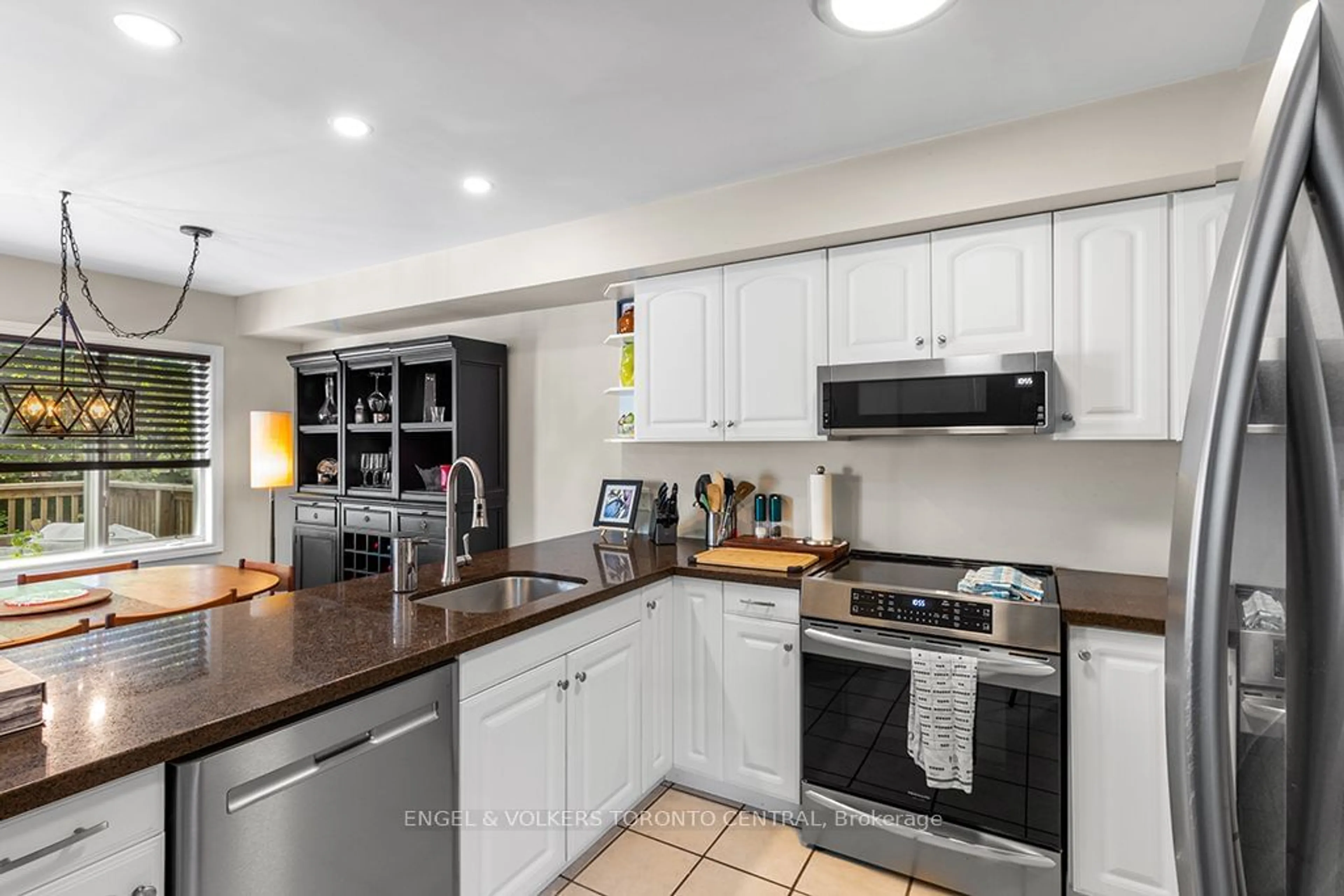 Open concept kitchen for 101 Market St, Collingwood Ontario L9Y 3M7