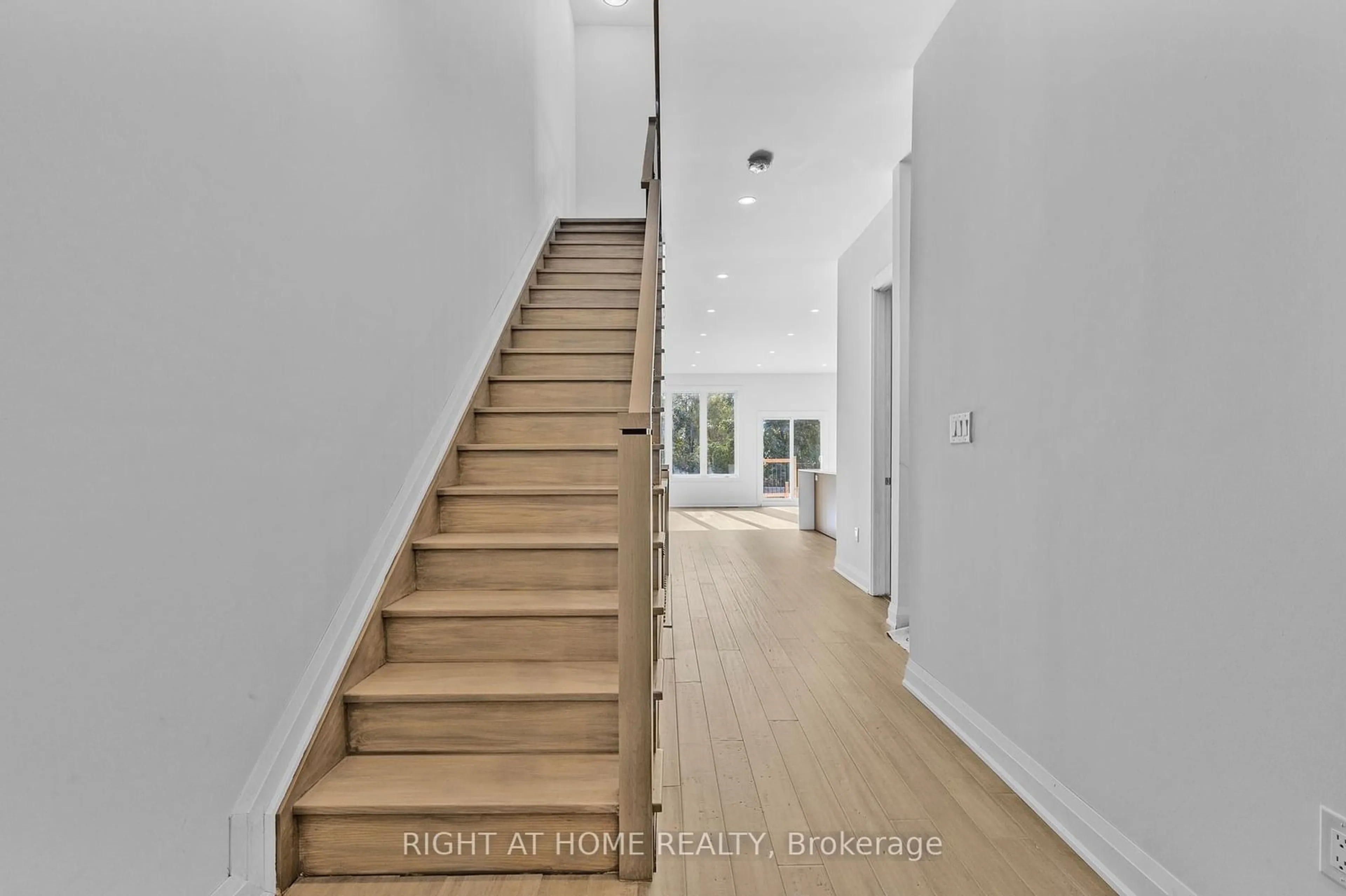 Indoor entryway, wood floors for 101 Sophia St, Barrie Ontario L4N 1J4