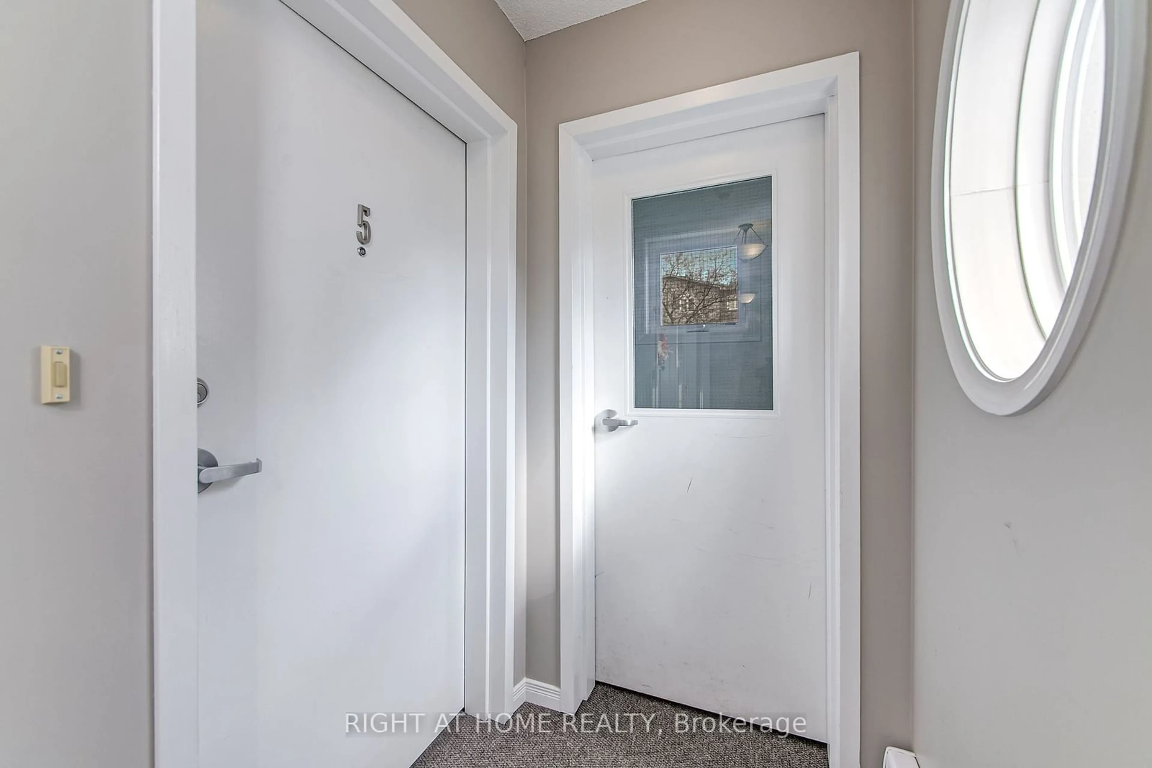 Indoor entryway, not visible floor for 17 Cheltenham Rd #5, Barrie Ontario L4M 0E7