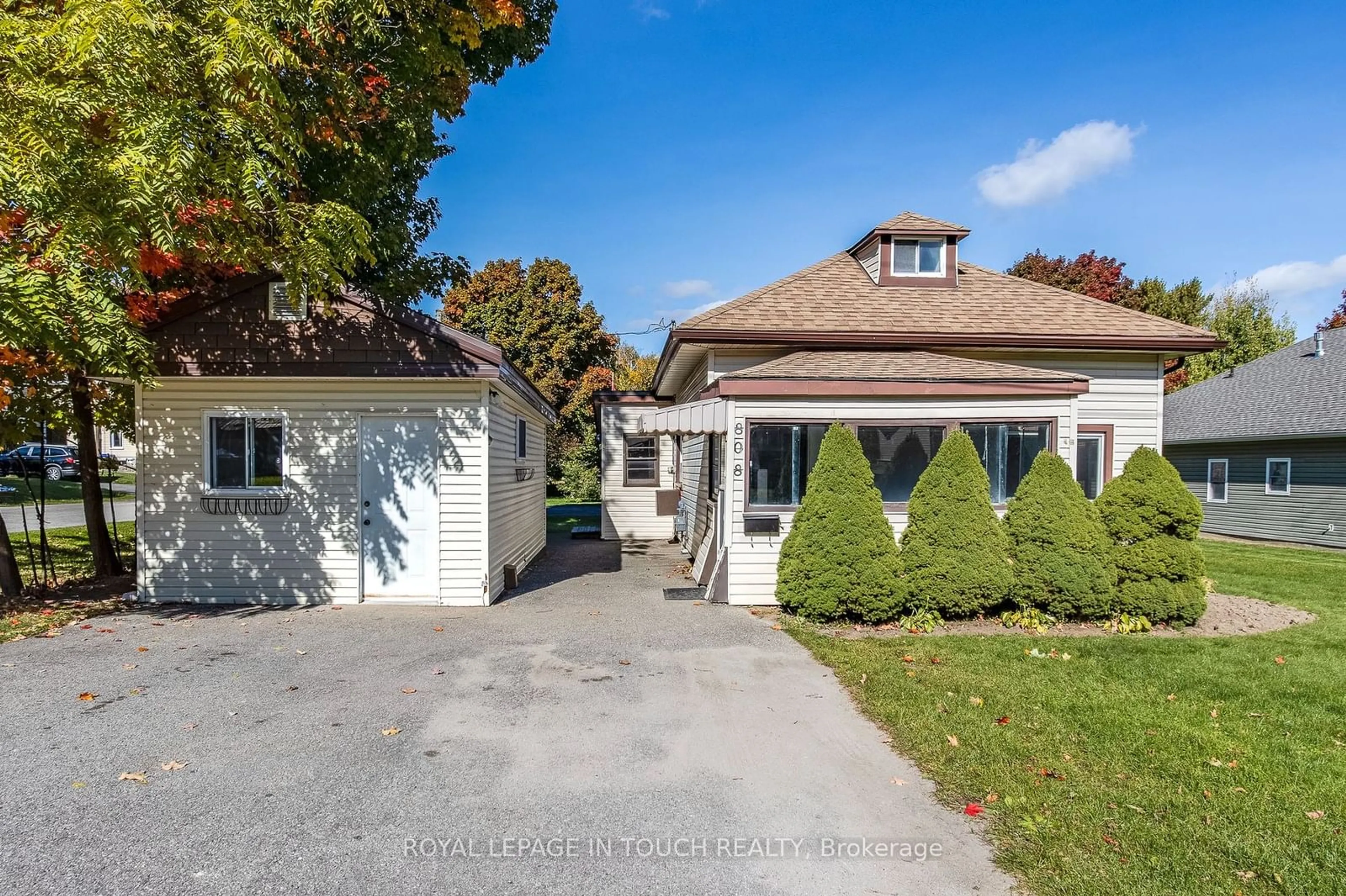 Frontside or backside of a home, the street view for 808 Quebec St, Midland Ontario L4R 1E9