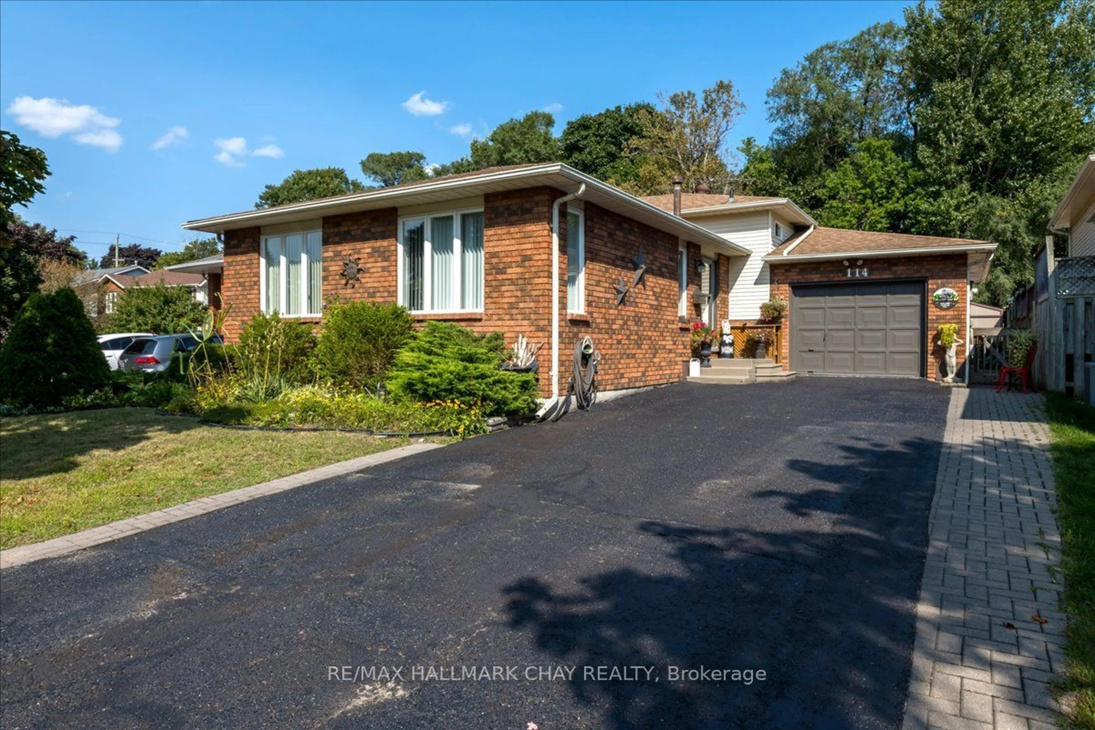 A pic from exterior of the house or condo, the street view for 114 Chieftain Cres, Barrie Ontario L4N 6J3