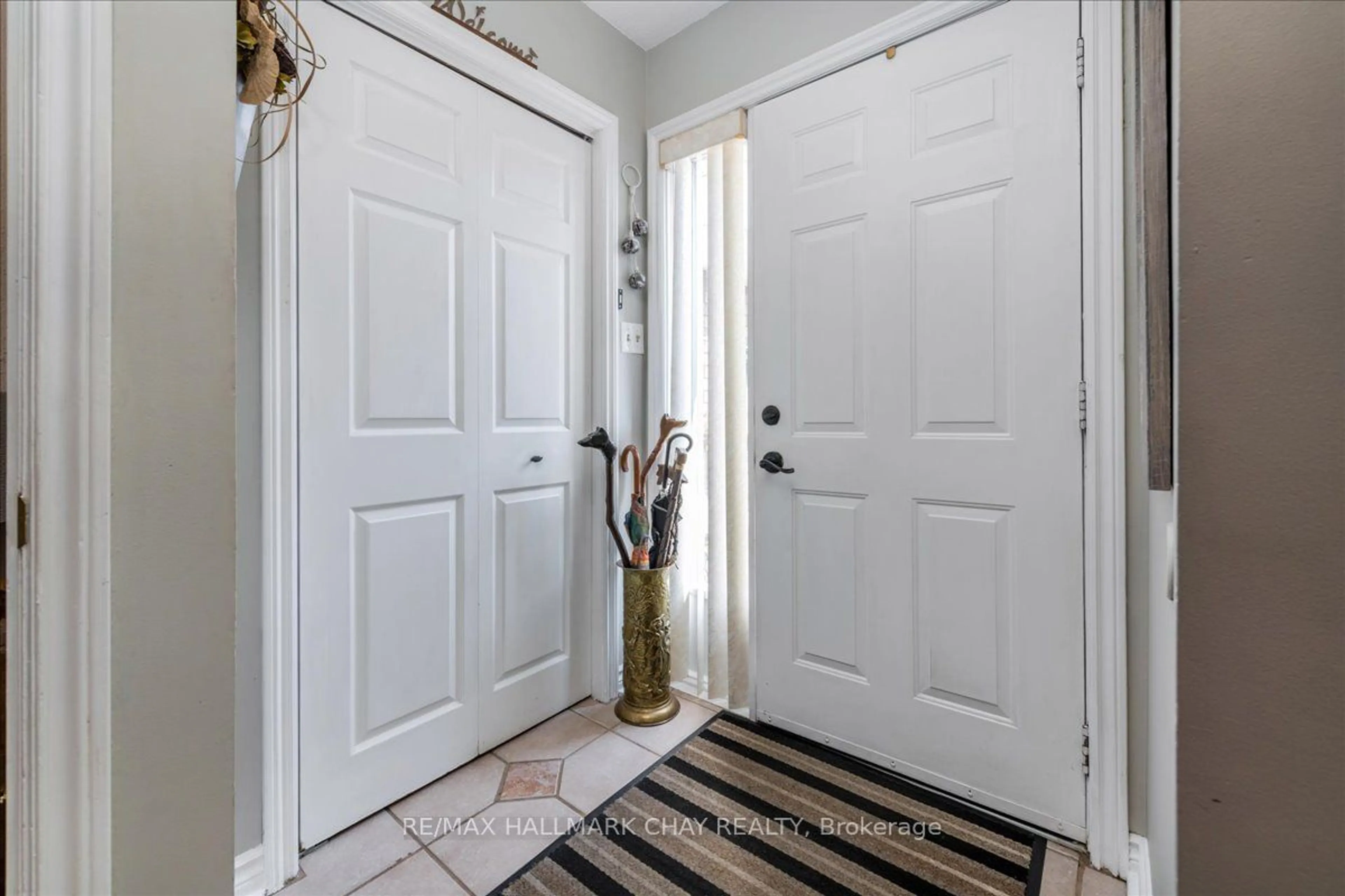 Indoor entryway, wood floors for 114 Chieftain Cres, Barrie Ontario L4N 6J3