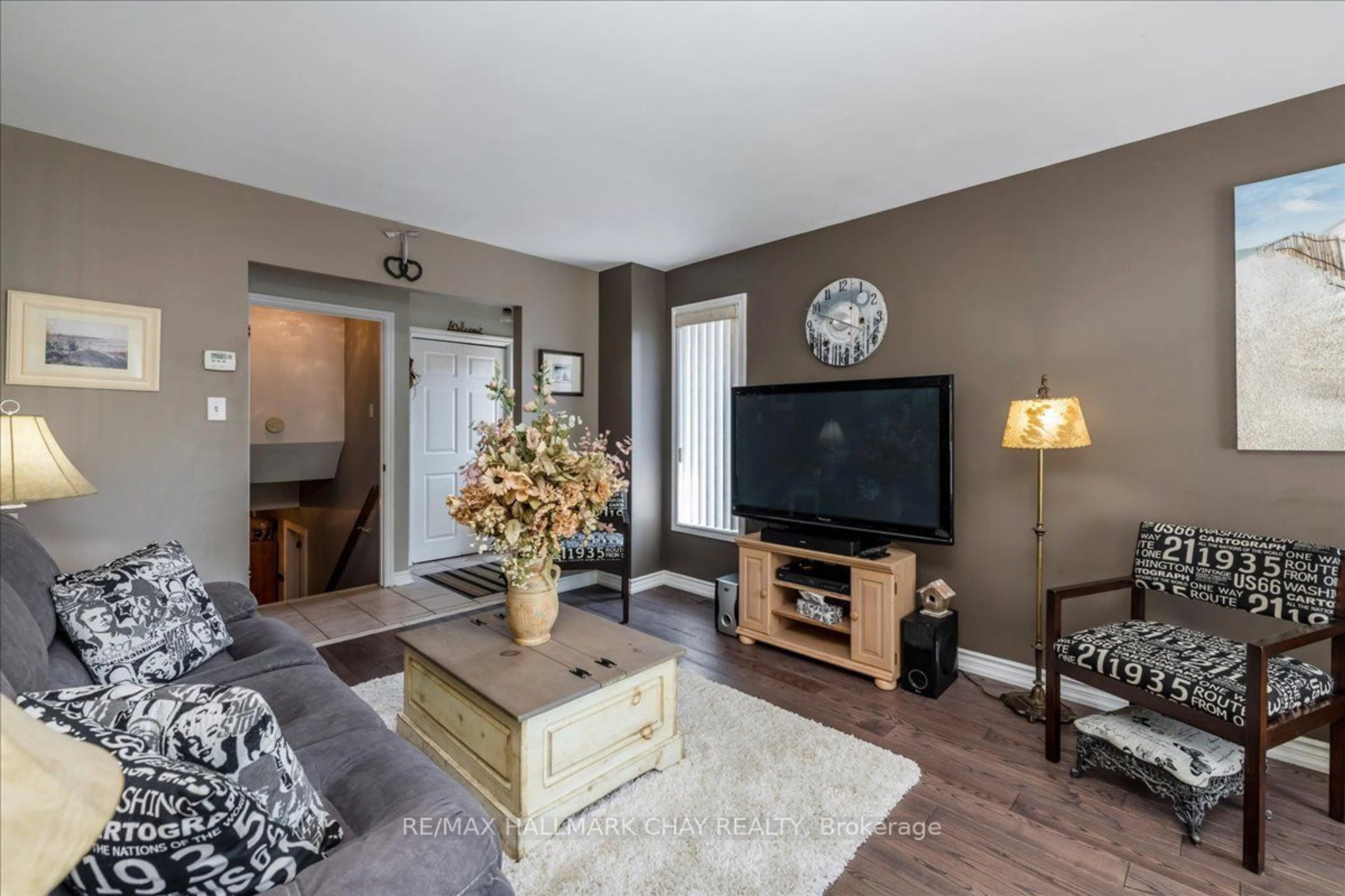 Living room, wood floors for 114 Chieftain Cres, Barrie Ontario L4N 6J3