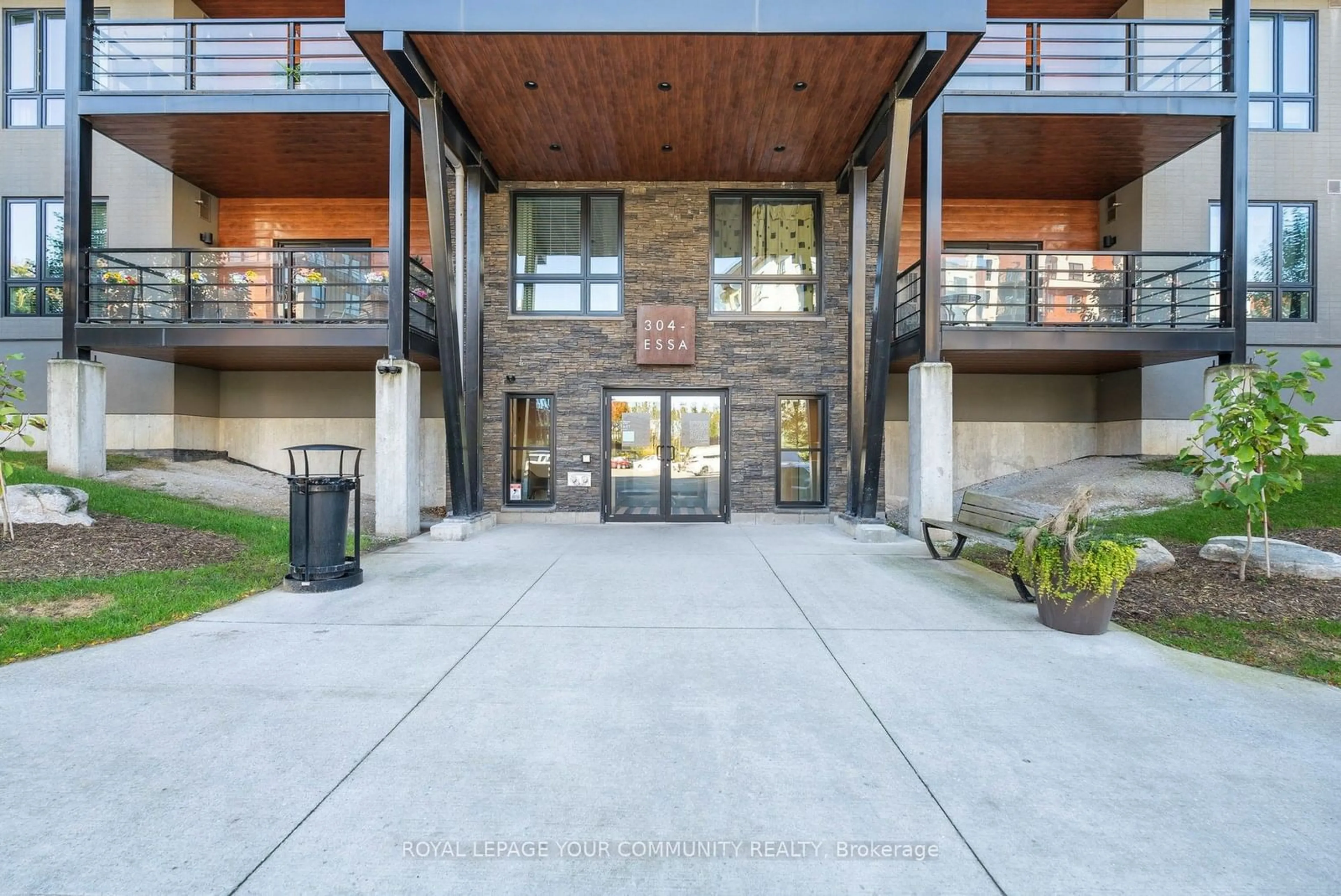 Indoor foyer, cement floor for 304 Essa Rd #506, Barrie Ontario L9J 0H4