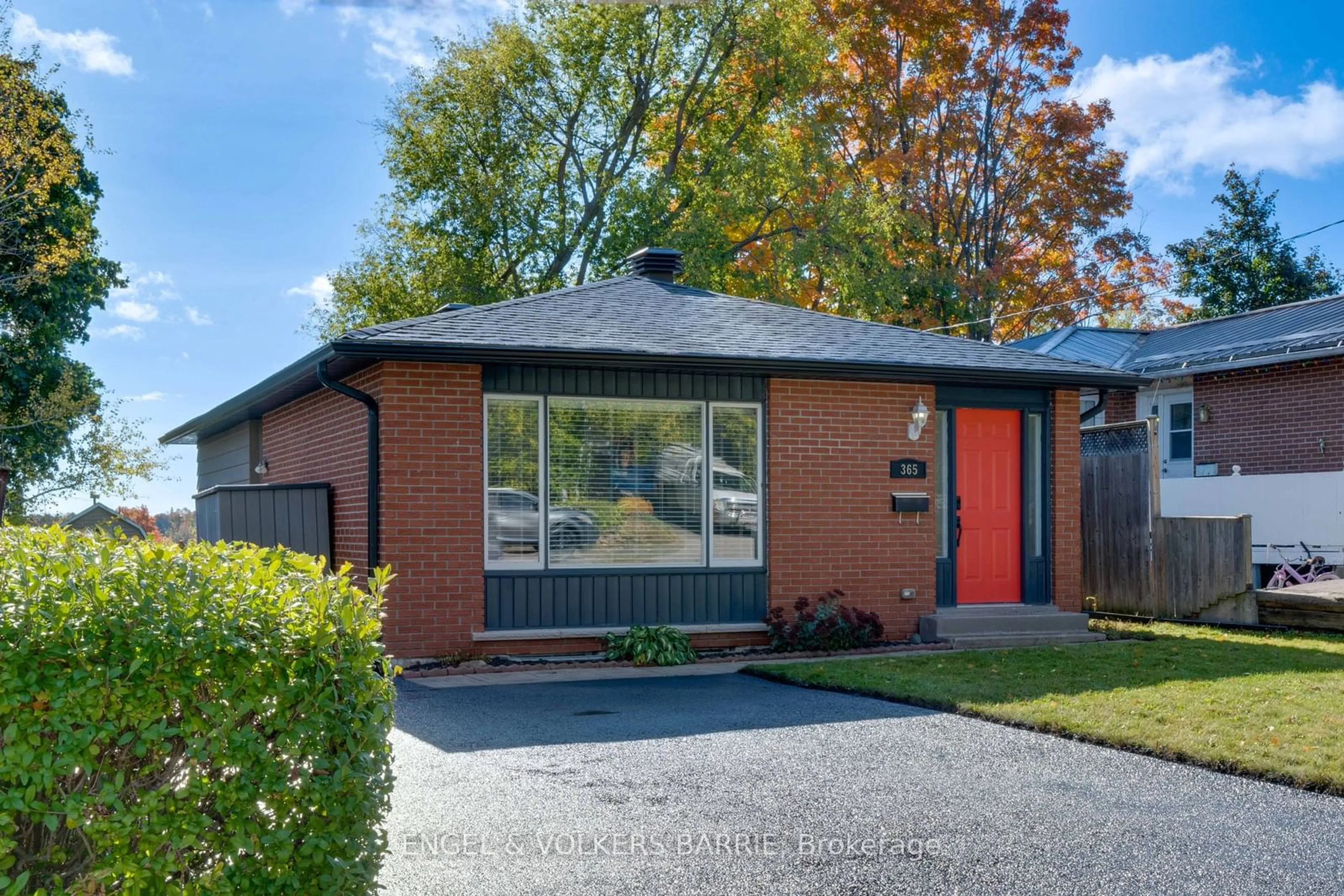 Home with brick exterior material for 365 Birch St, Orillia Ontario L3V 2P5