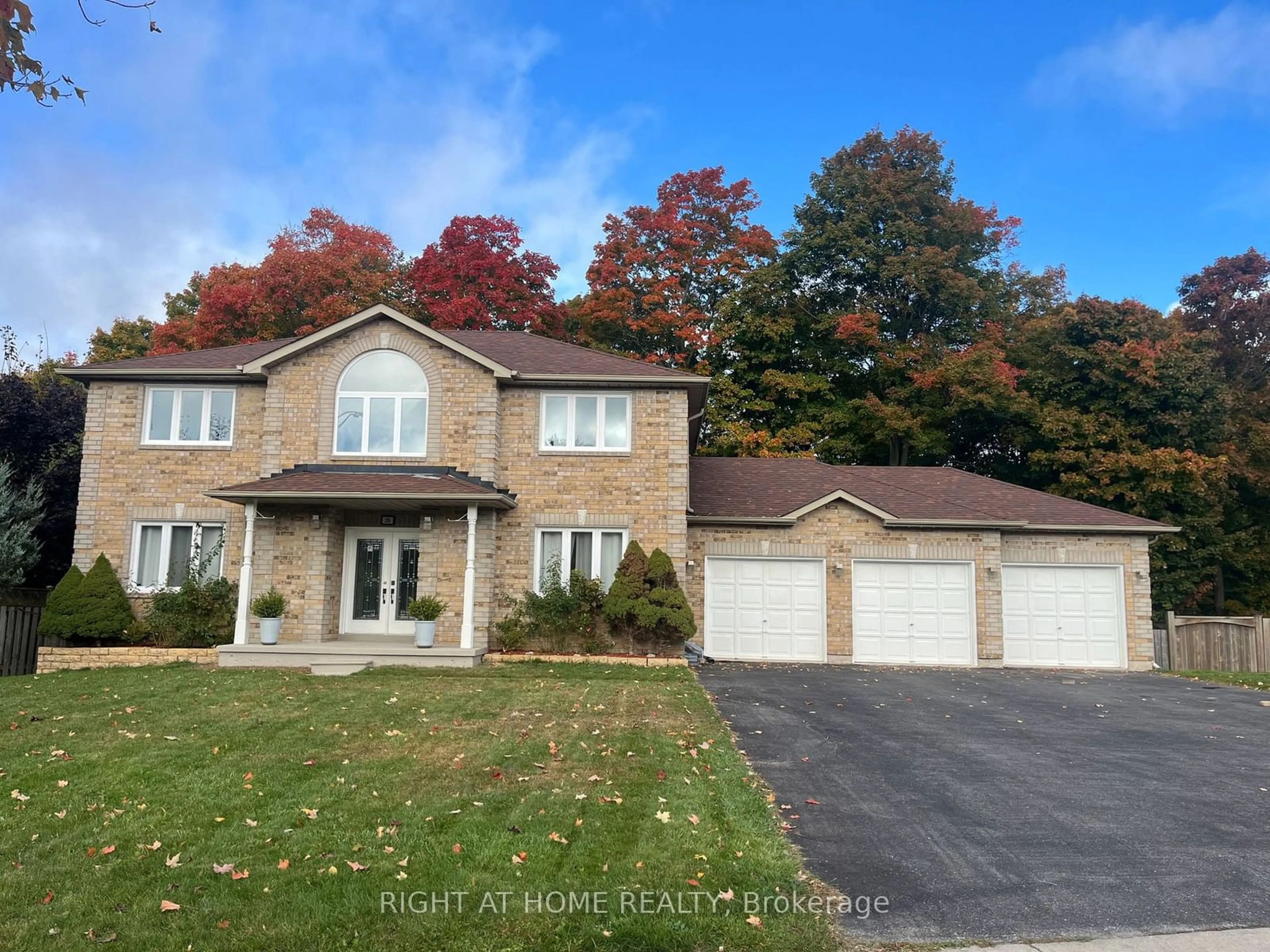 Frontside or backside of a home, the street view for 28 Holly Meadow Rd, Barrie Ontario L4N 8S2