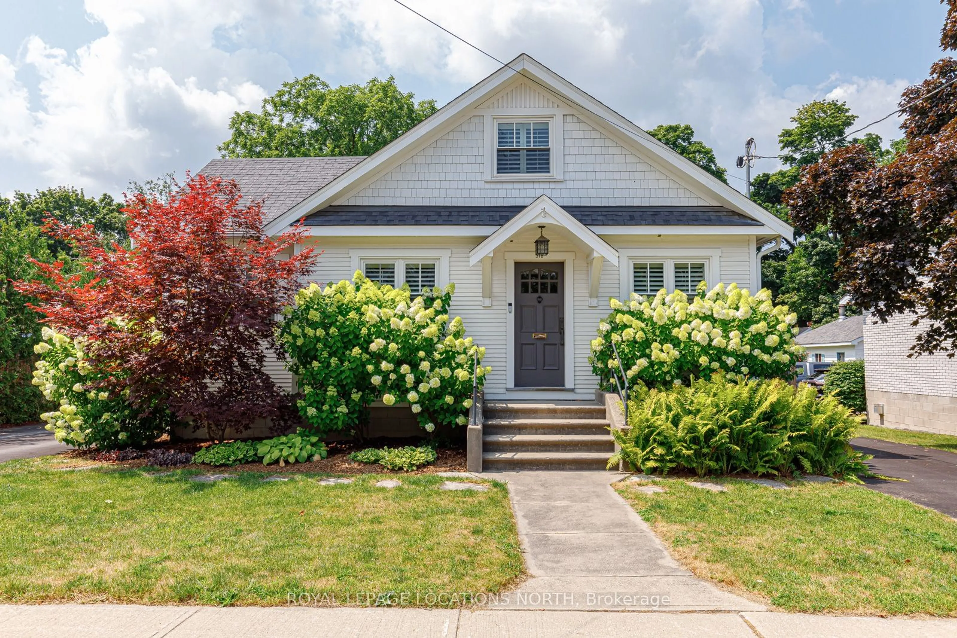 Frontside or backside of a home, cottage for 318 Maple St, Collingwood Ontario L9Y 2R4