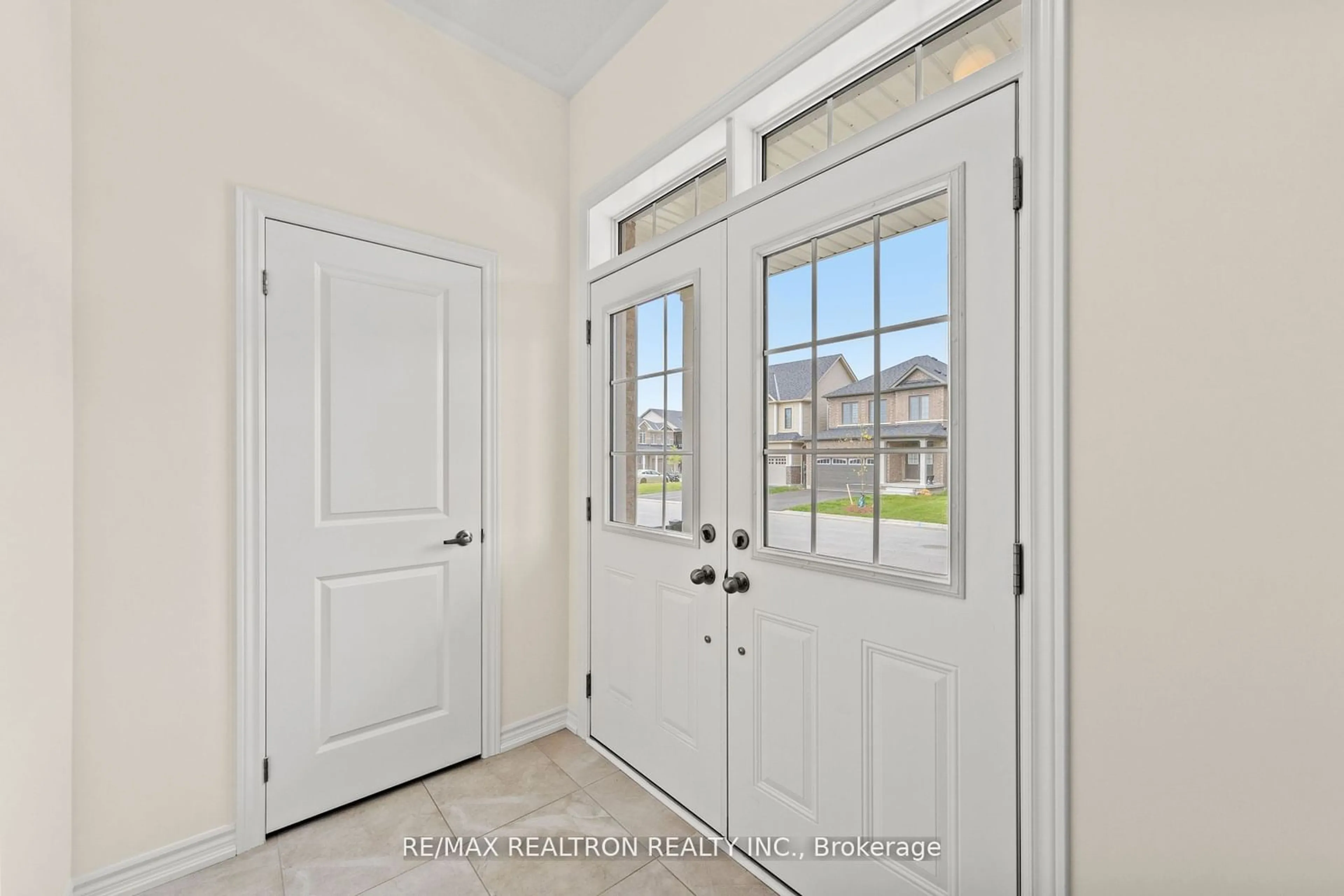 Indoor entryway, wood floors for 45 Prudhoe Terr, Barrie Ontario L9S 2Z8