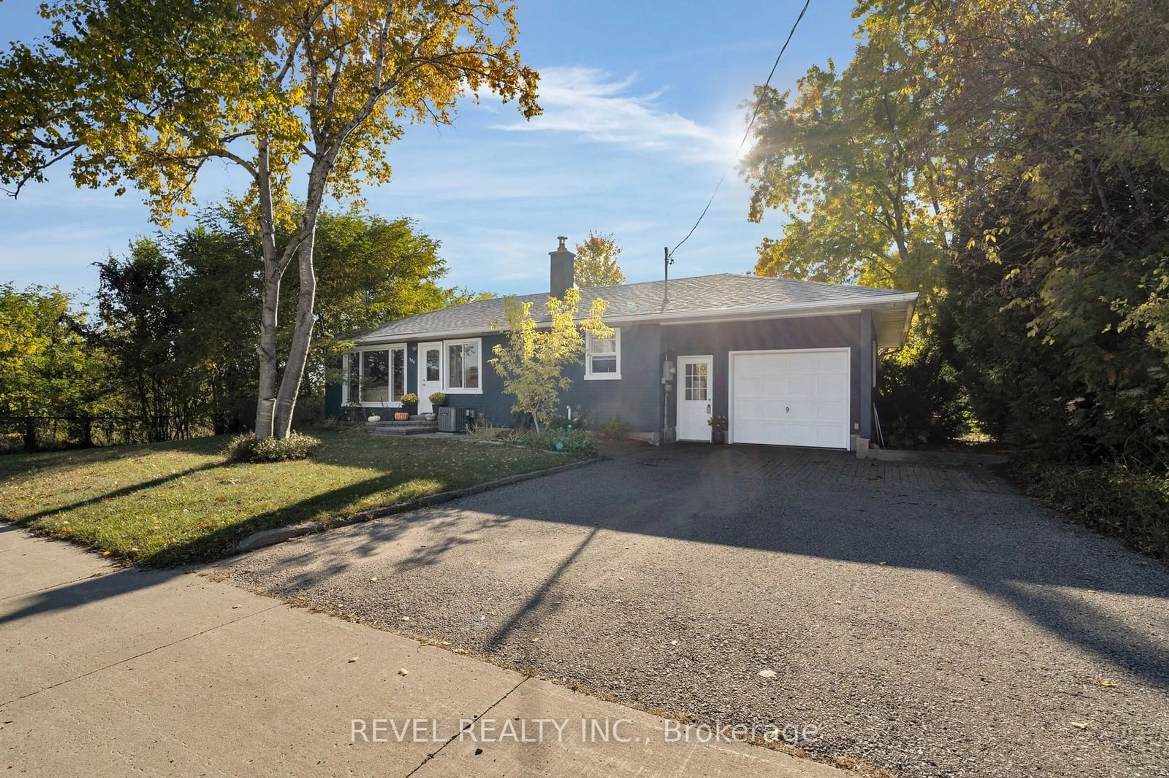 Frontside or backside of a home, the street view for 194 Ferndale Dr, Barrie Ontario L4N 9W1