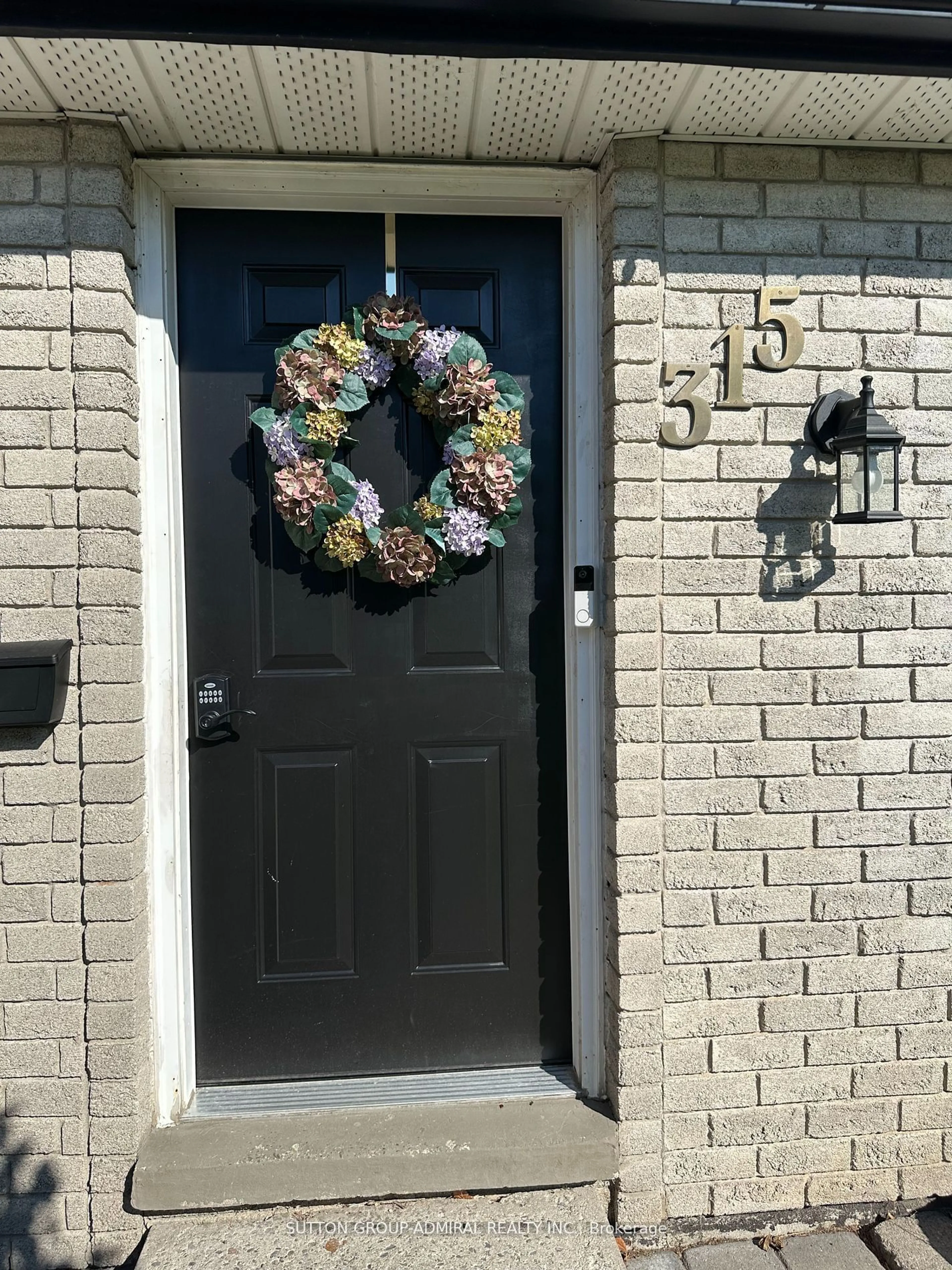 Indoor entryway for 315 Nelson St, Barrie Ontario L4M 5P6