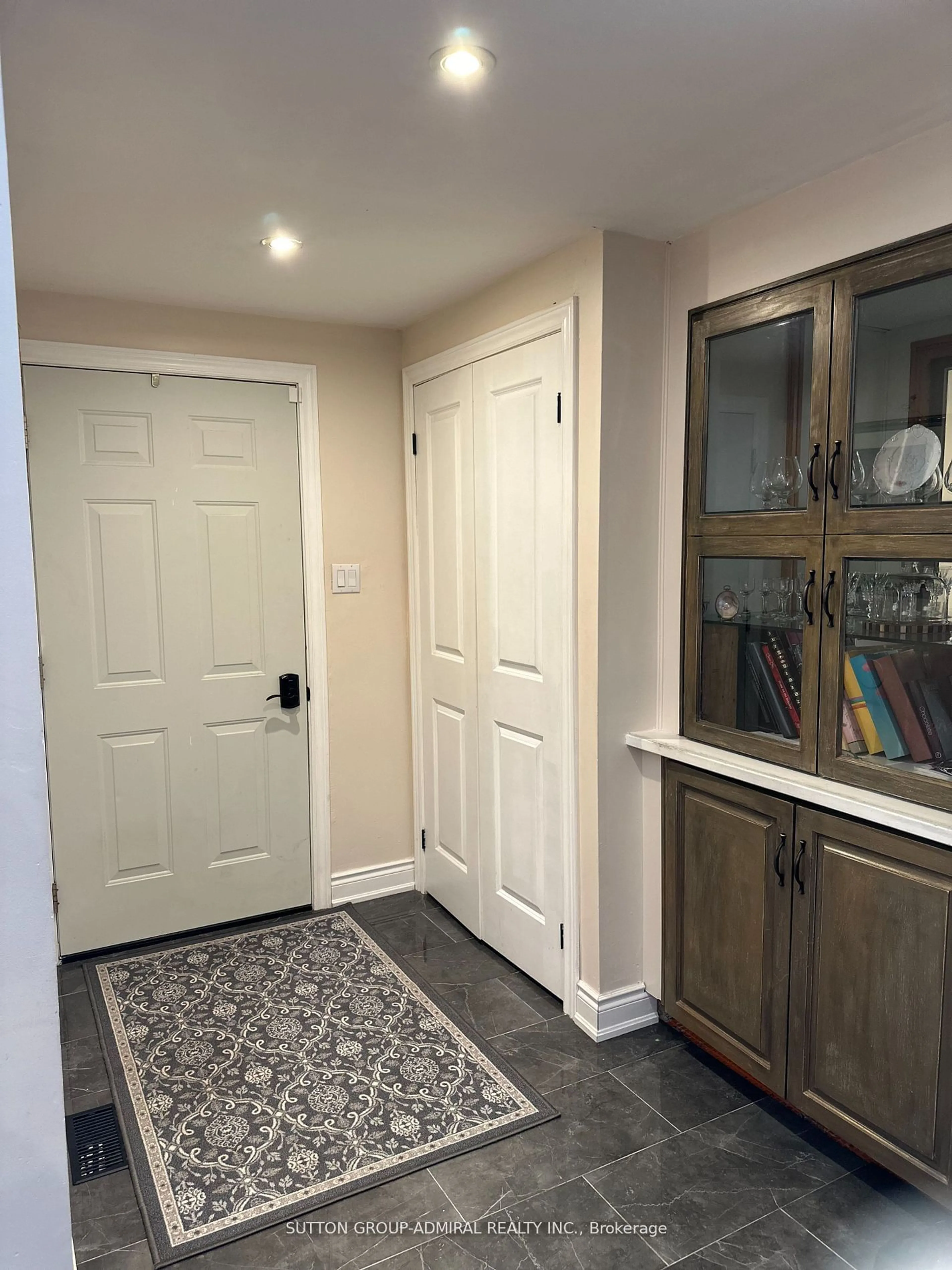 Indoor entryway, wood floors for 315 Nelson St, Barrie Ontario L4M 5P6