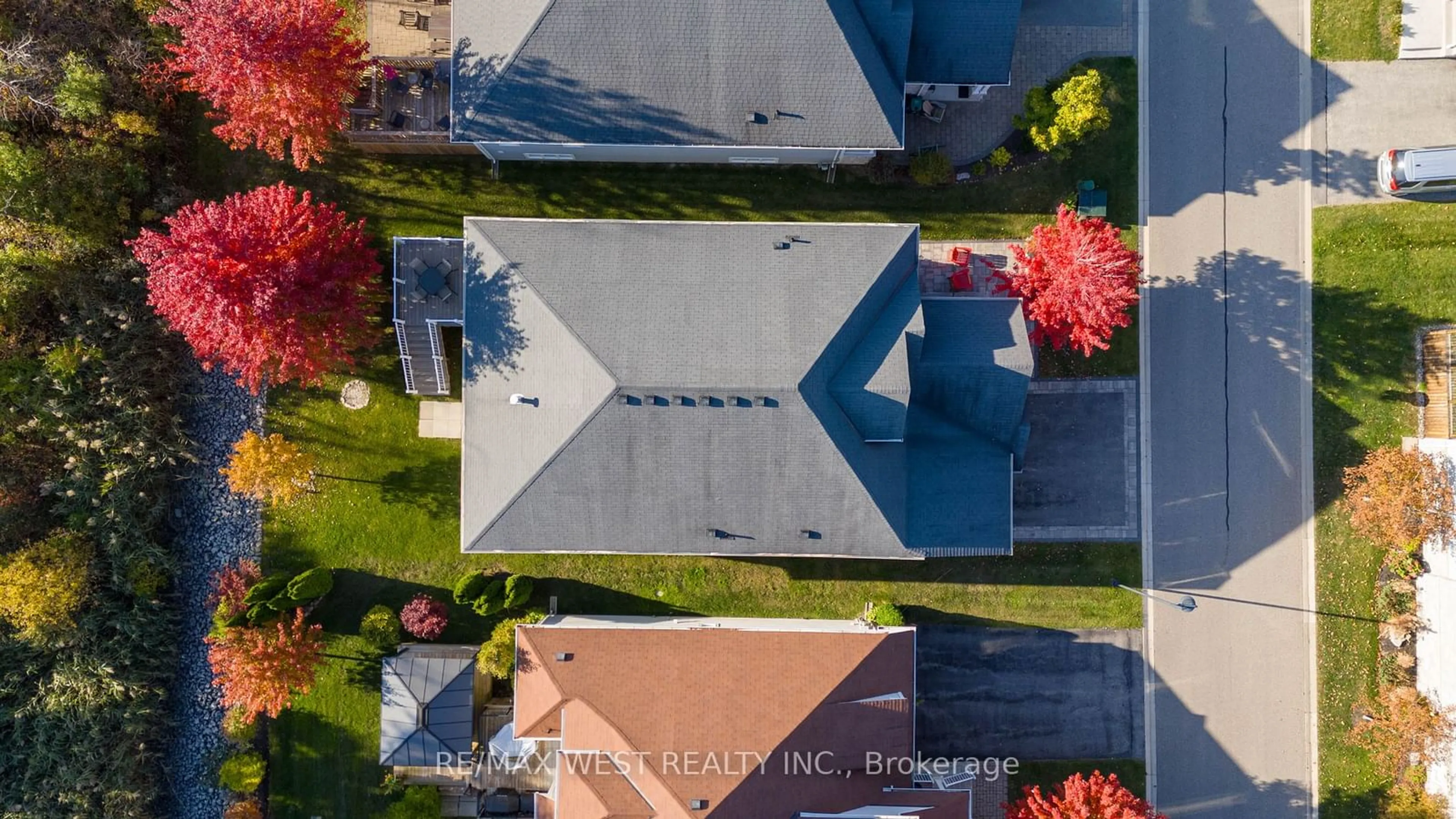 Frontside or backside of a home, the street view for 44 Starboard Circ, Wasaga Beach Ontario L9Z 0E9