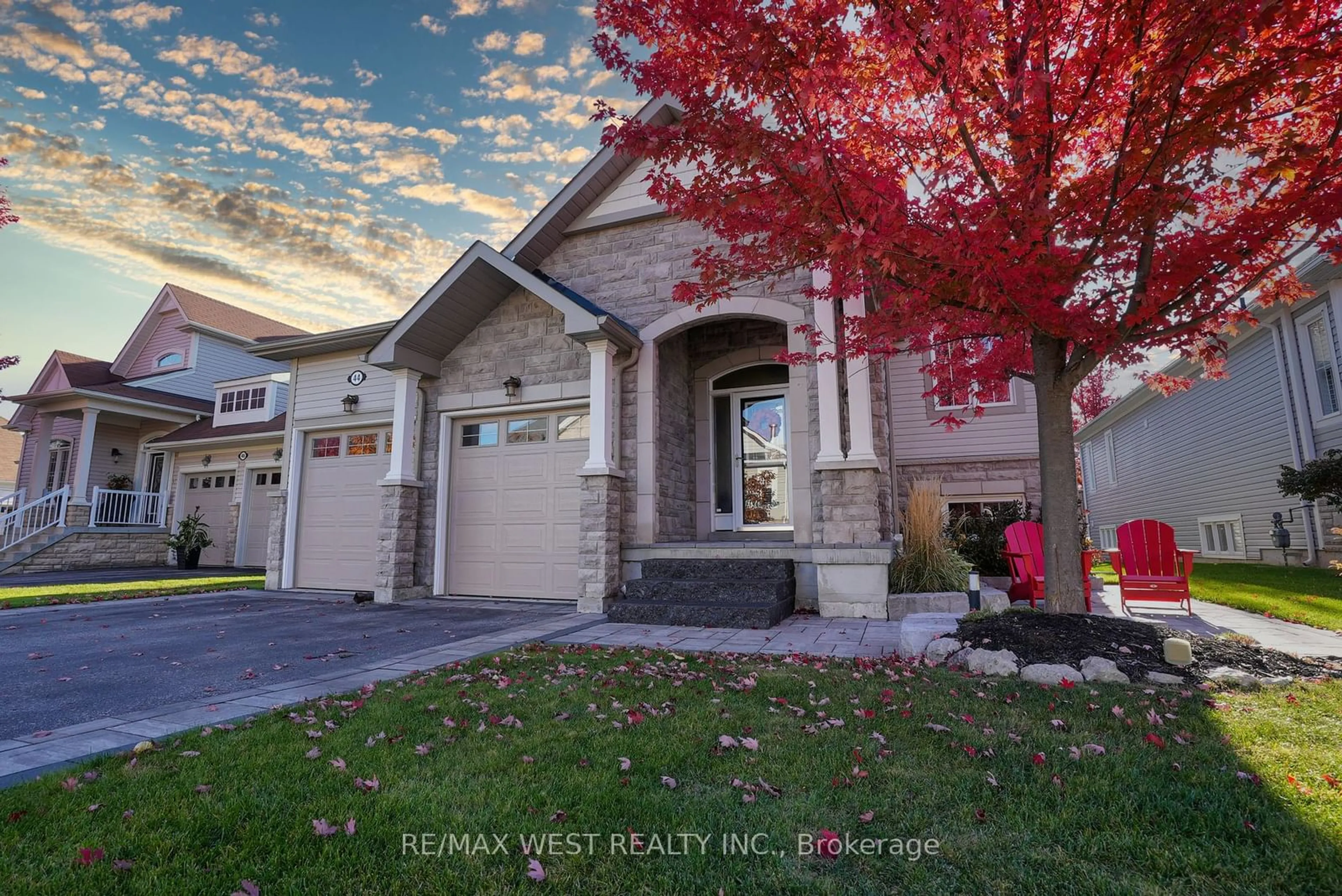 Frontside or backside of a home, the street view for 44 Starboard Circ, Wasaga Beach Ontario L9Z 0E9