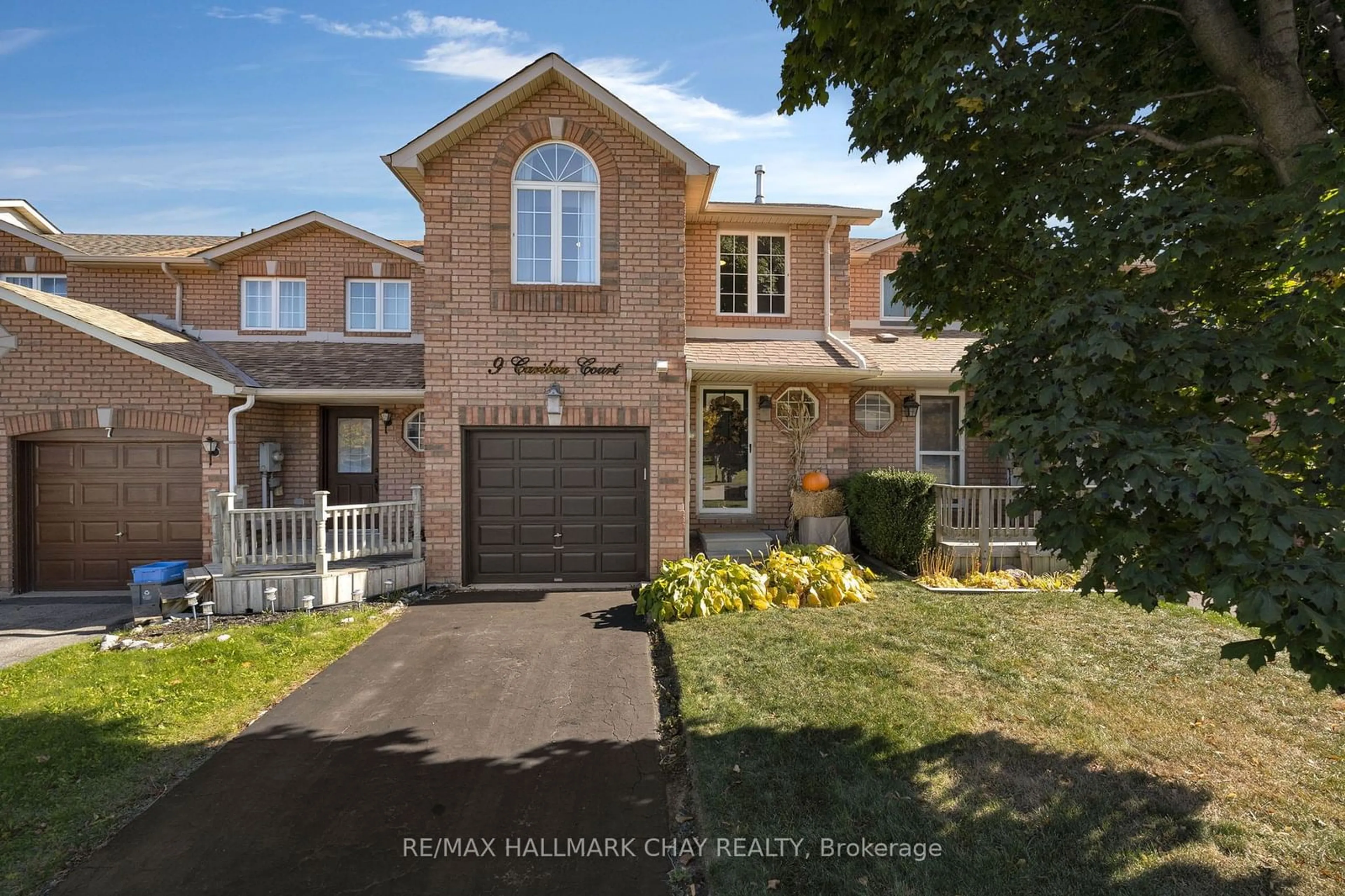 Home with brick exterior material for 9 Caribou Crt, Barrie Ontario L4N 8N3