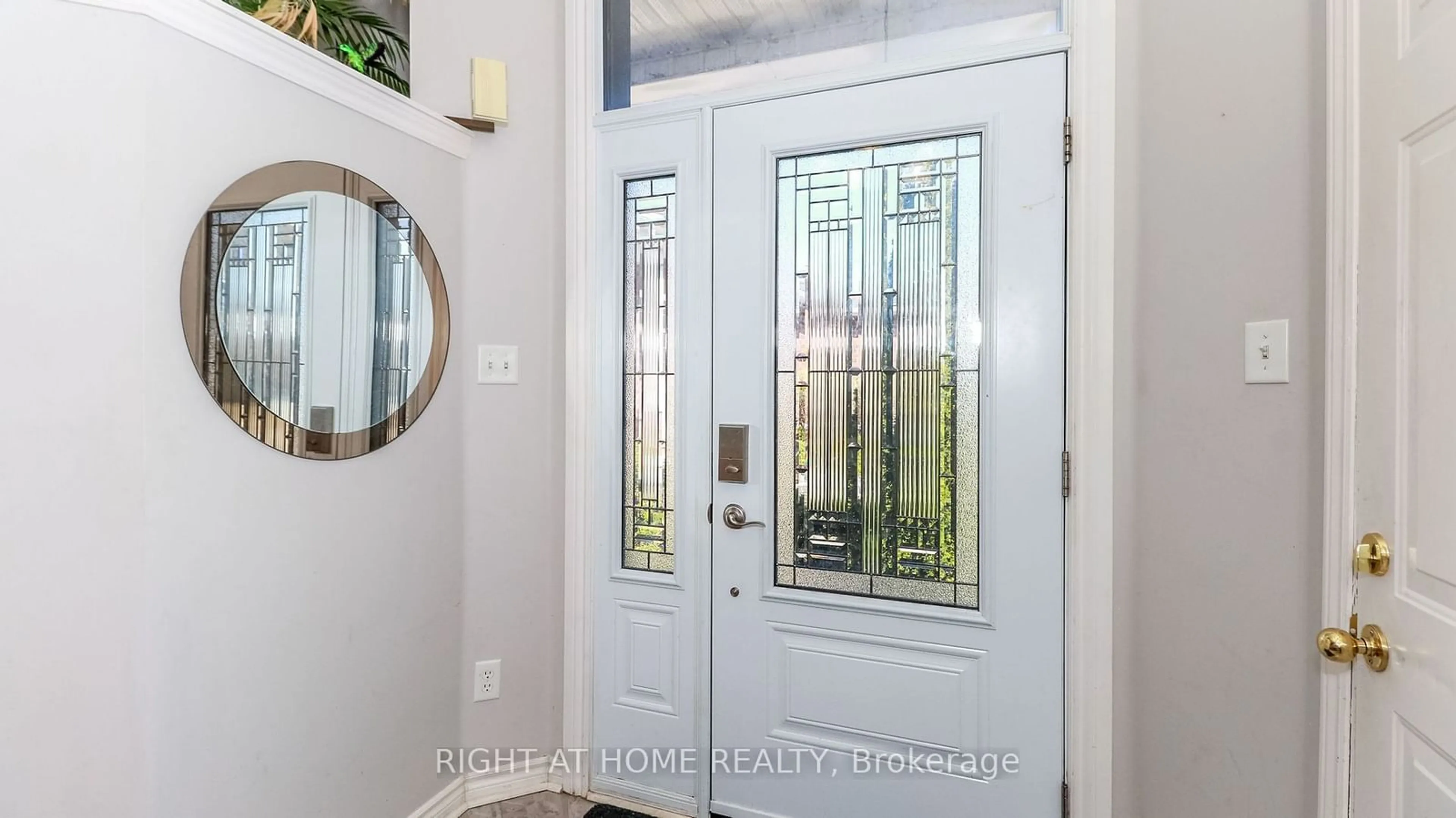 Indoor entryway, wood floors for 4 Brown Wood Dr, Barrie Ontario L4M 6N4