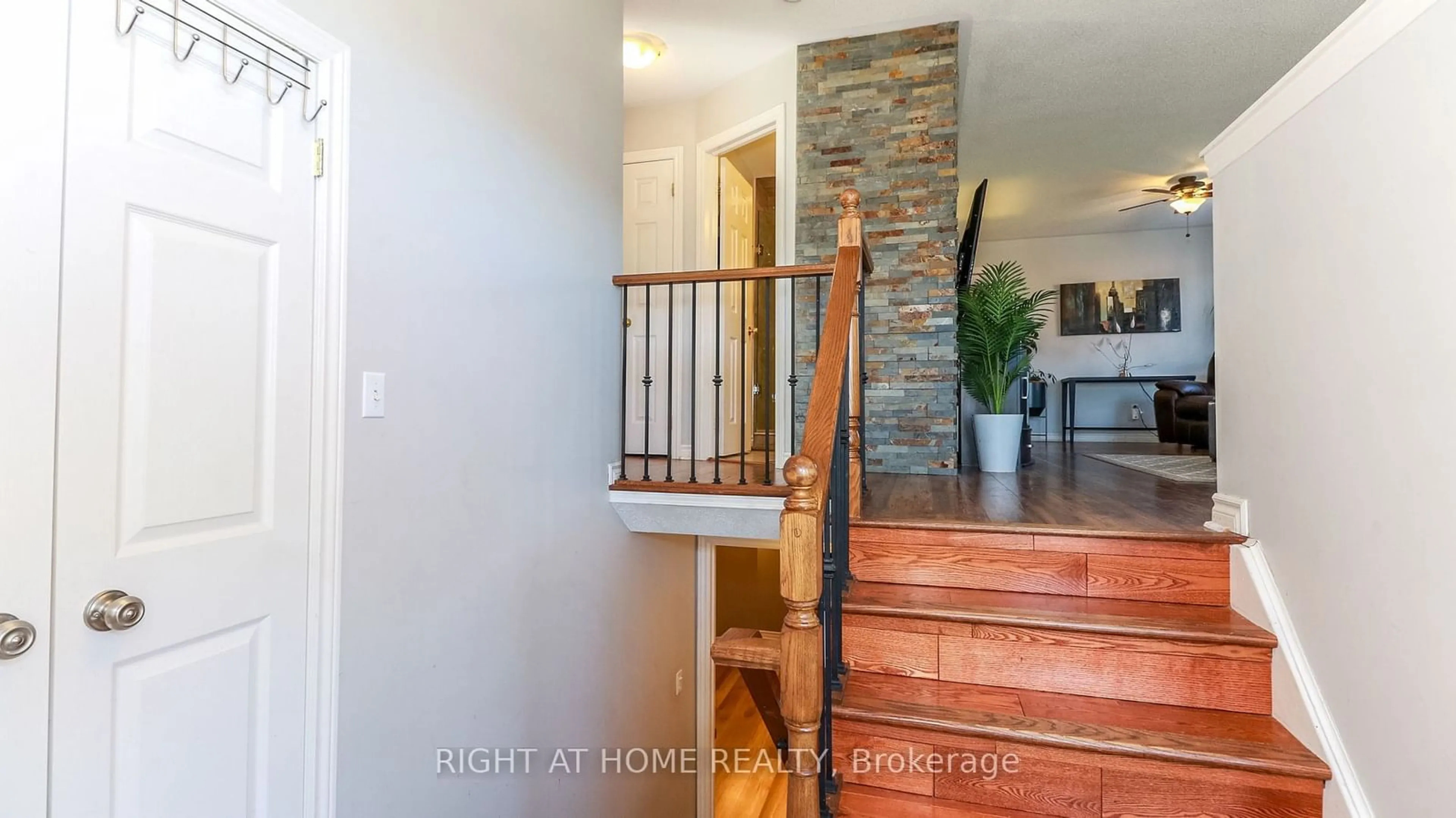 Indoor entryway, wood floors for 4 Brown Wood Dr, Barrie Ontario L4M 6N4