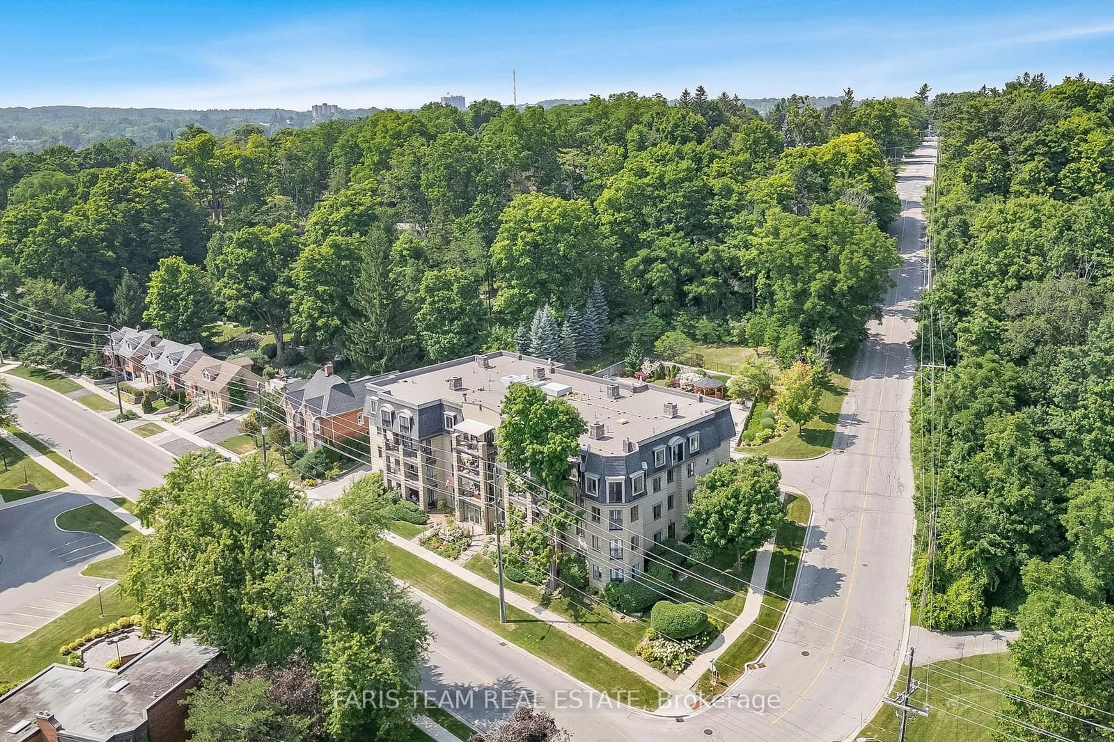 A pic from exterior of the house or condo, the street view for 200 Collier St #401, Barrie Ontario L4M 1H7