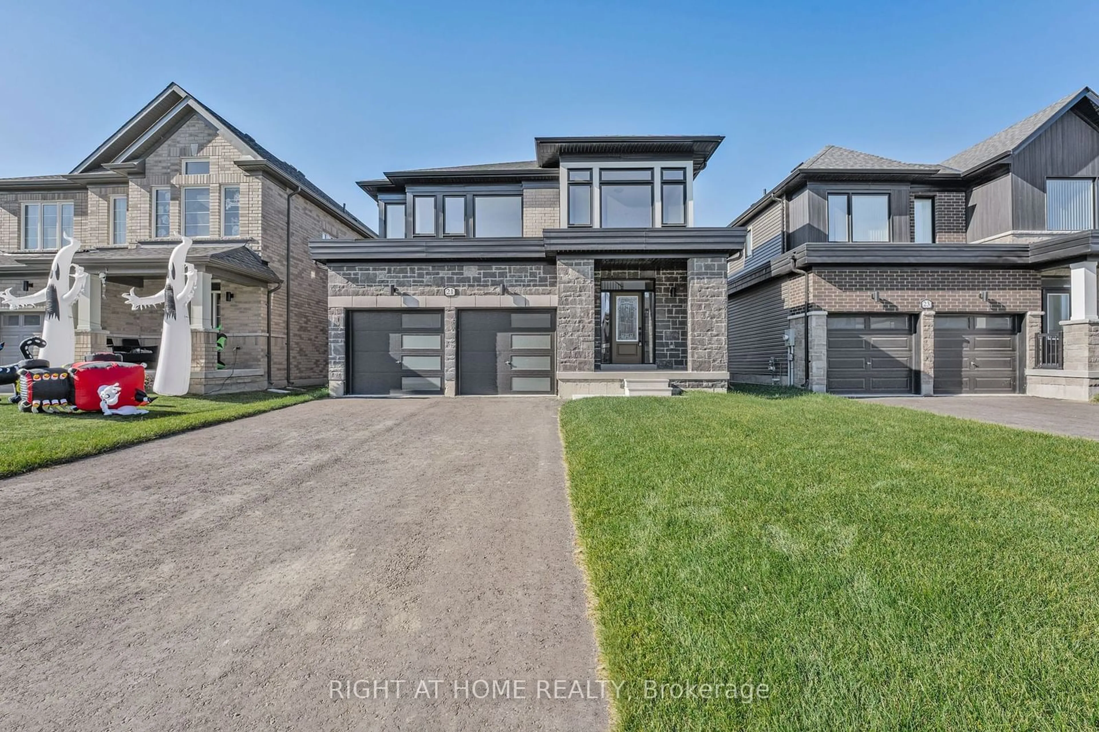 Frontside or backside of a home, the street view for 21 Rosanne Circ, Wasaga Beach Ontario L9Z 0N4