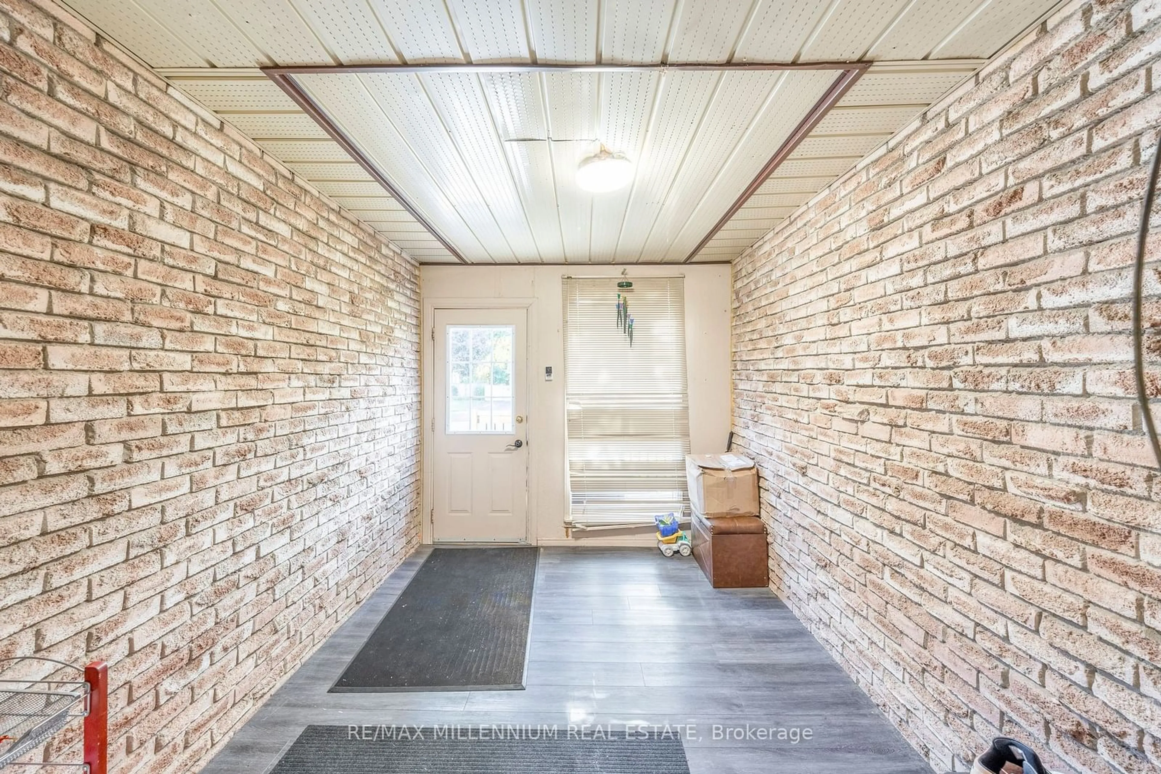 Indoor entryway, cement floor for 44 Oren Blvd, Barrie Ontario L4N 4M1