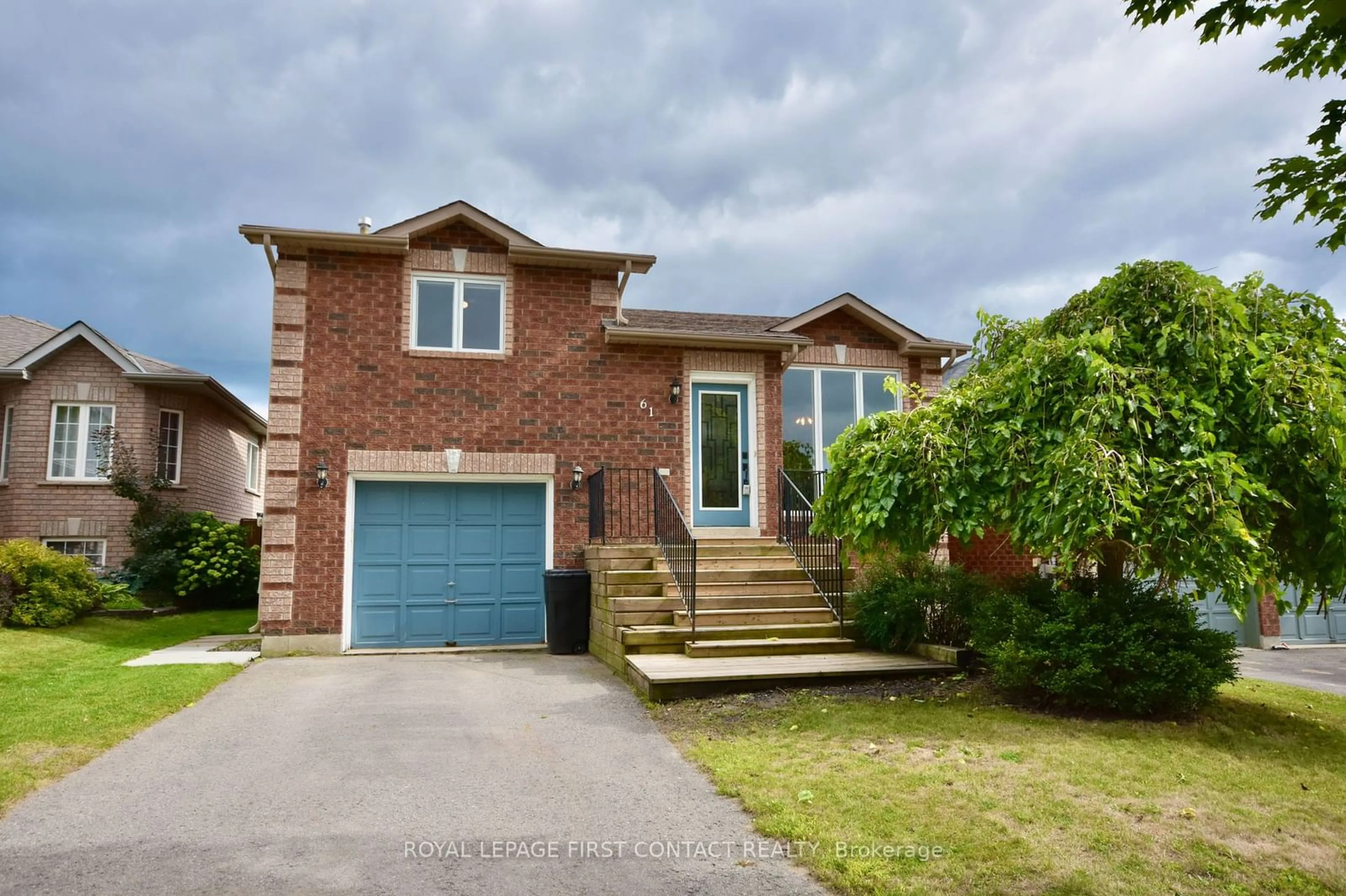 Frontside or backside of a home, cottage for 61 Holly Meadow Rd, Barrie Ontario L4N 0E3