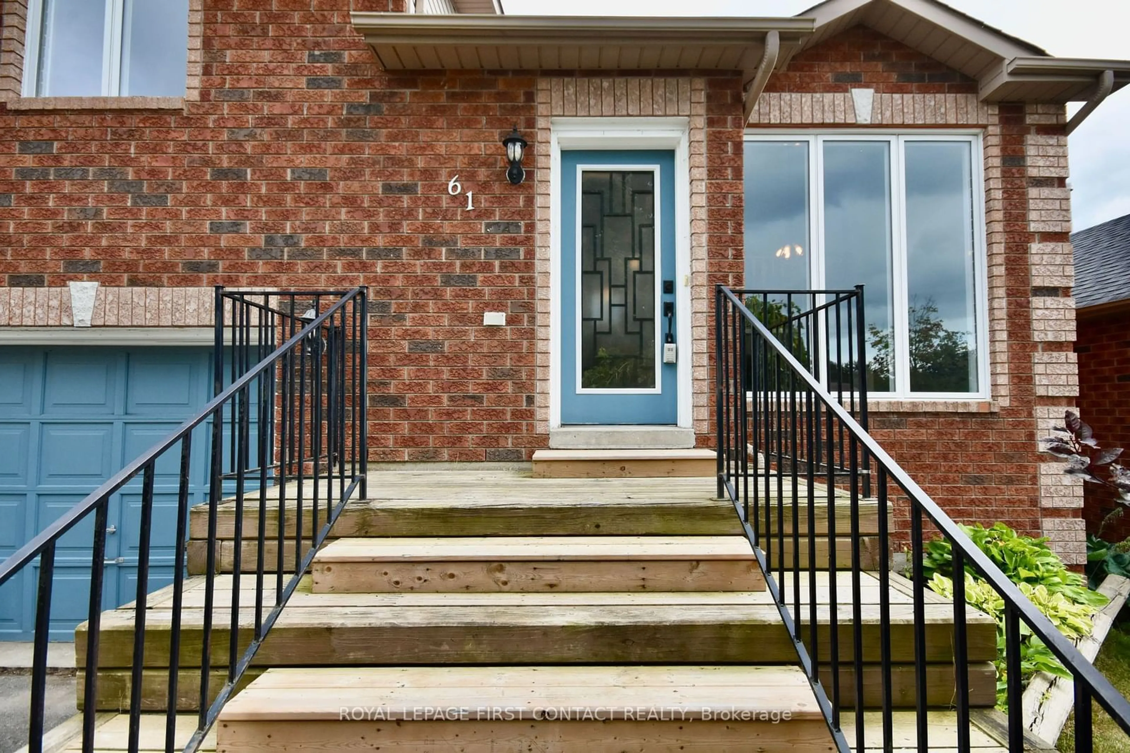 Home with brick exterior material for 61 Holly Meadow Rd, Barrie Ontario L4N 0E3