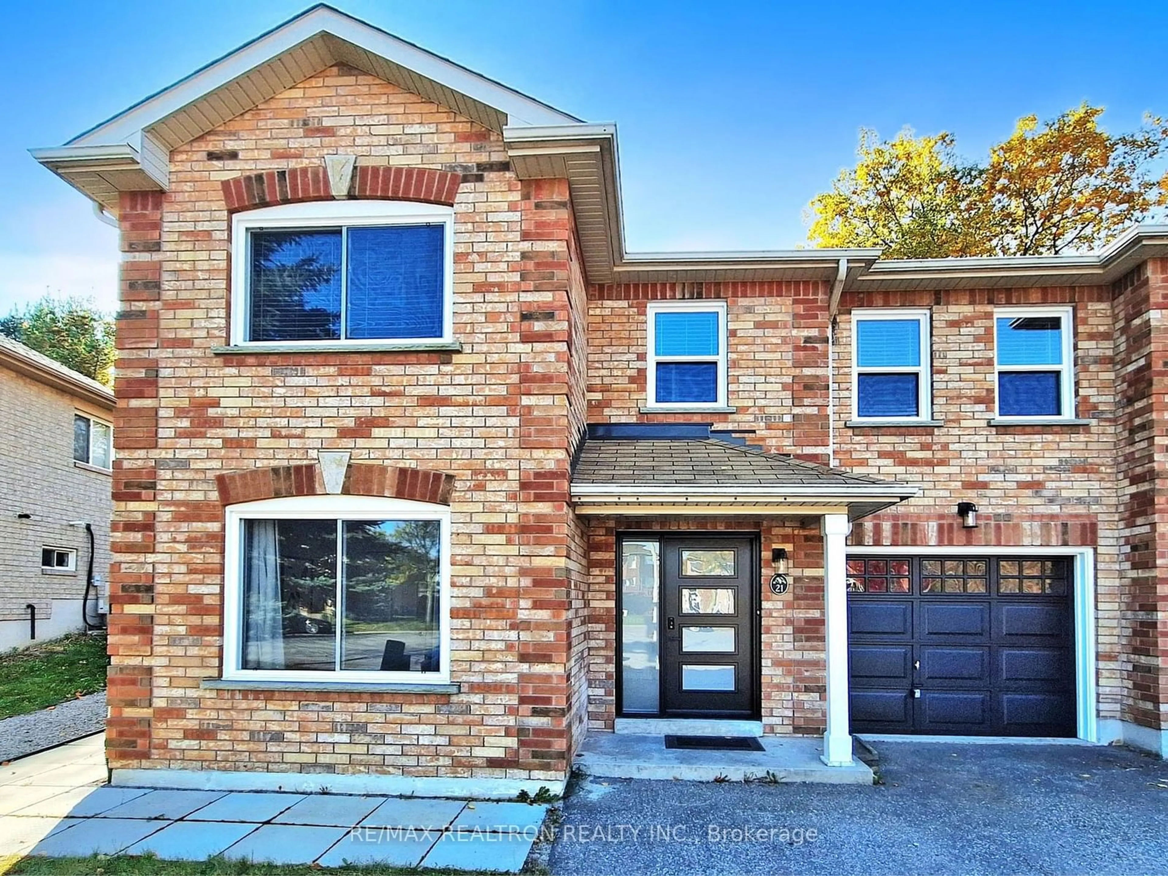 Home with brick exterior material for 21 Woodfern Crt, Barrie Ontario L4N 0A1