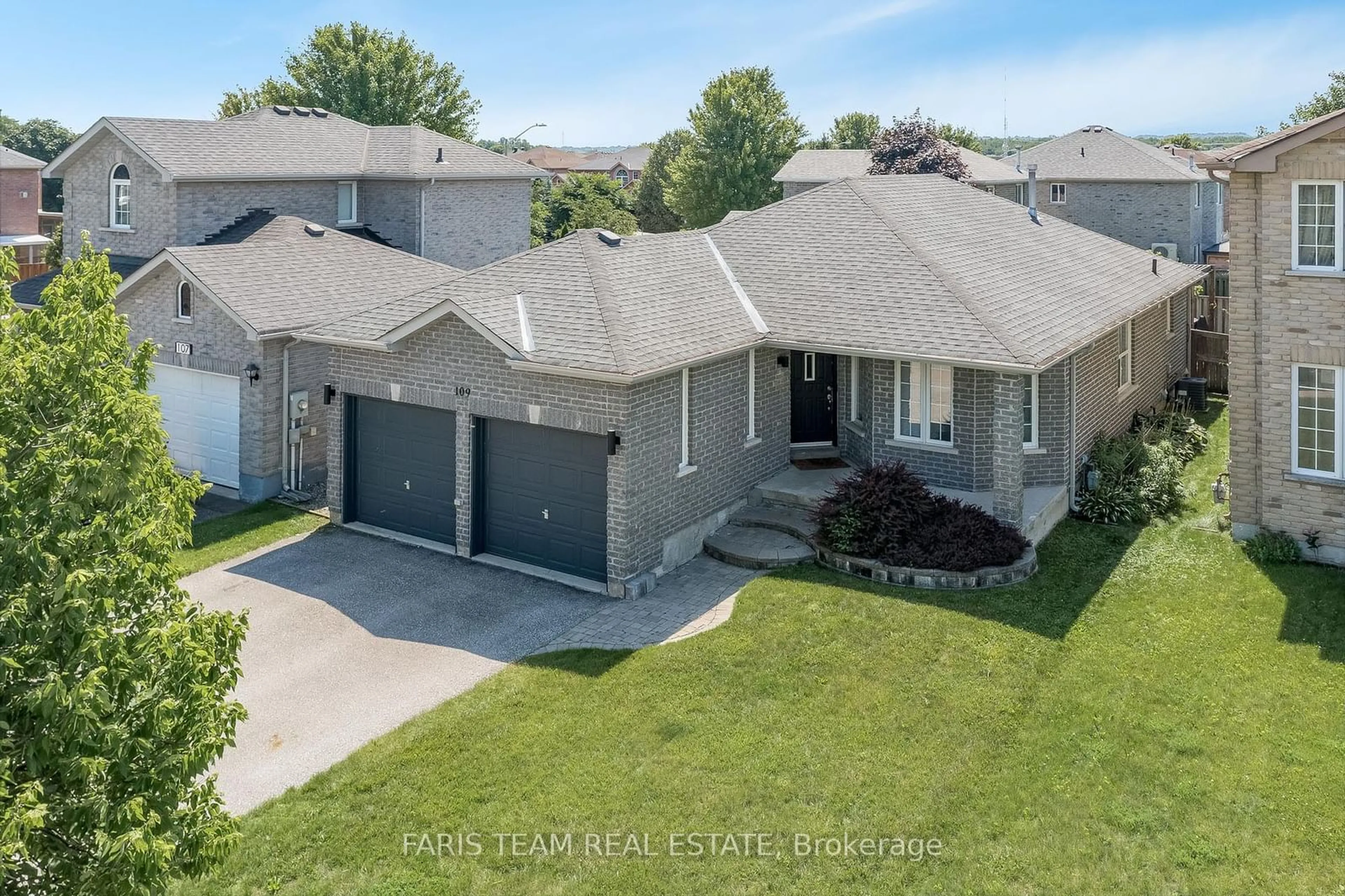 Frontside or backside of a home, the street view for 109 Ruffet Dr, Barrie Ontario L4N 0N7