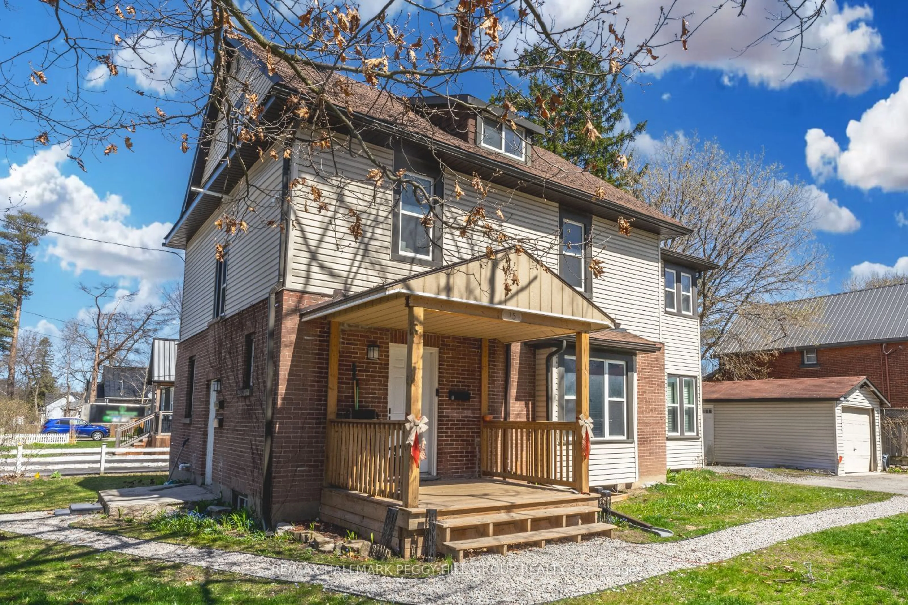 Frontside or backside of a home, cottage for 15 Frances St, Barrie Ontario L4N 1Z1