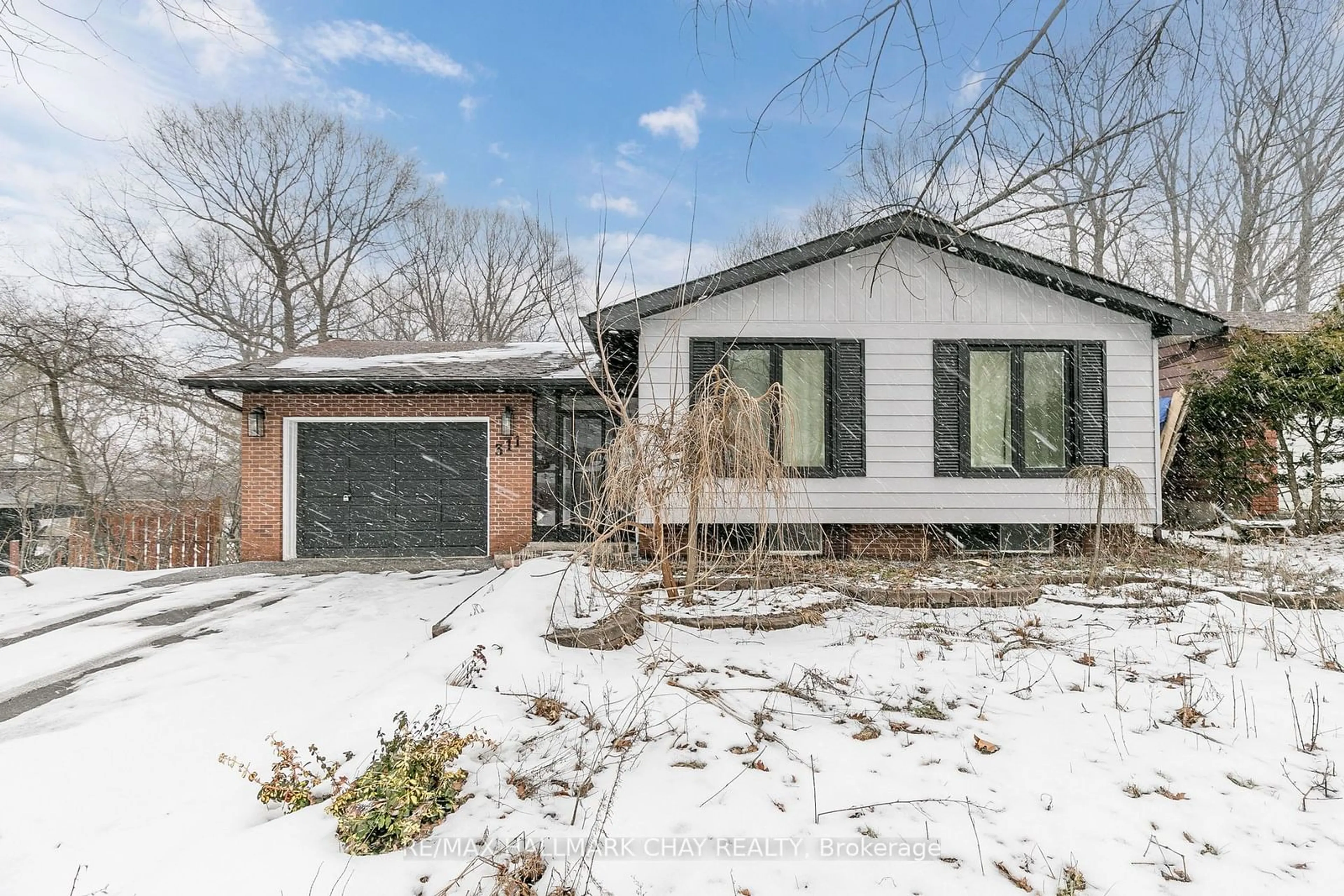 Frontside or backside of a home, cottage for 311 Anne St, Barrie Ontario L4N 5M7