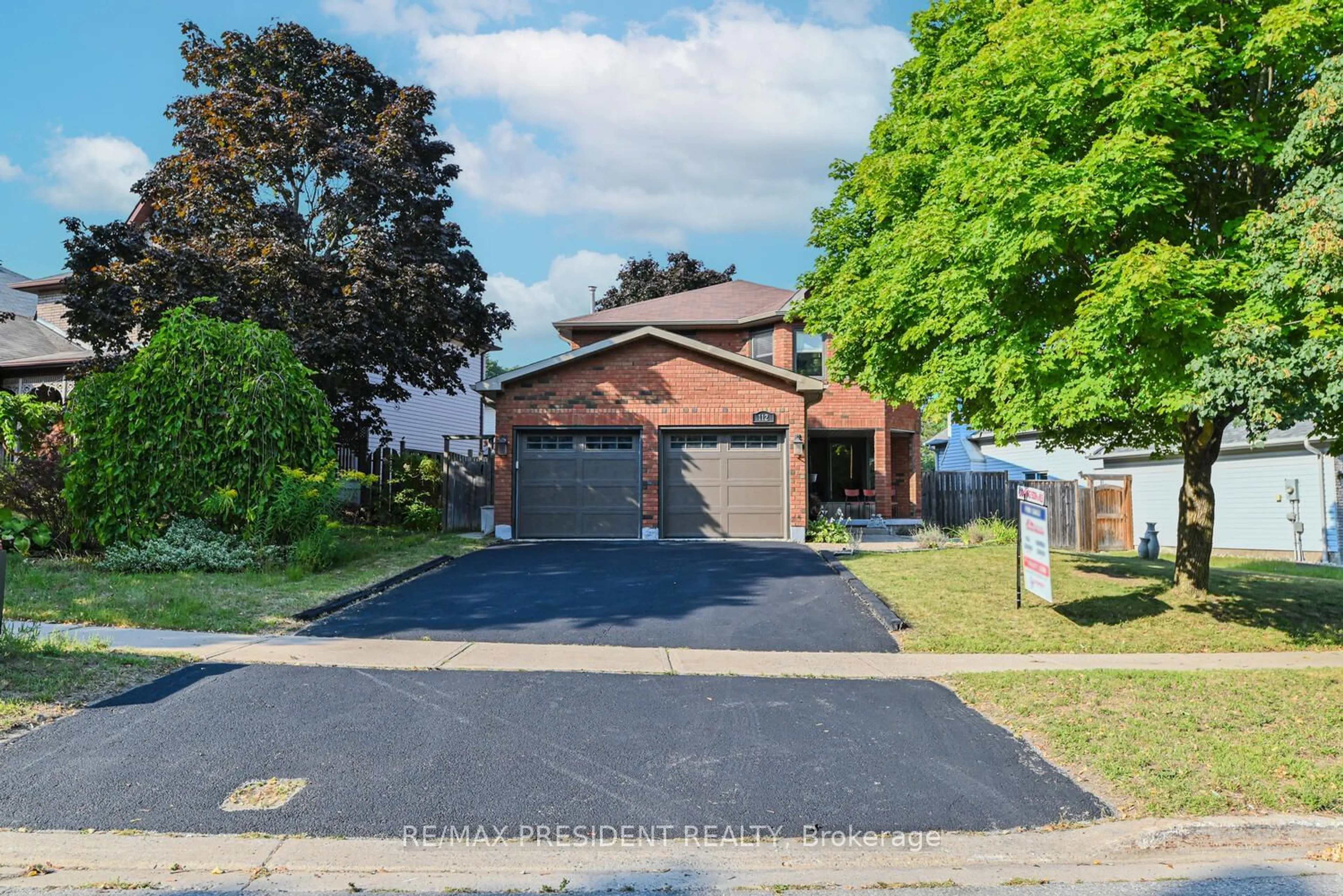 Frontside or backside of a home, the street view for 112 Browning Tr, Barrie Ontario L4N 6R3