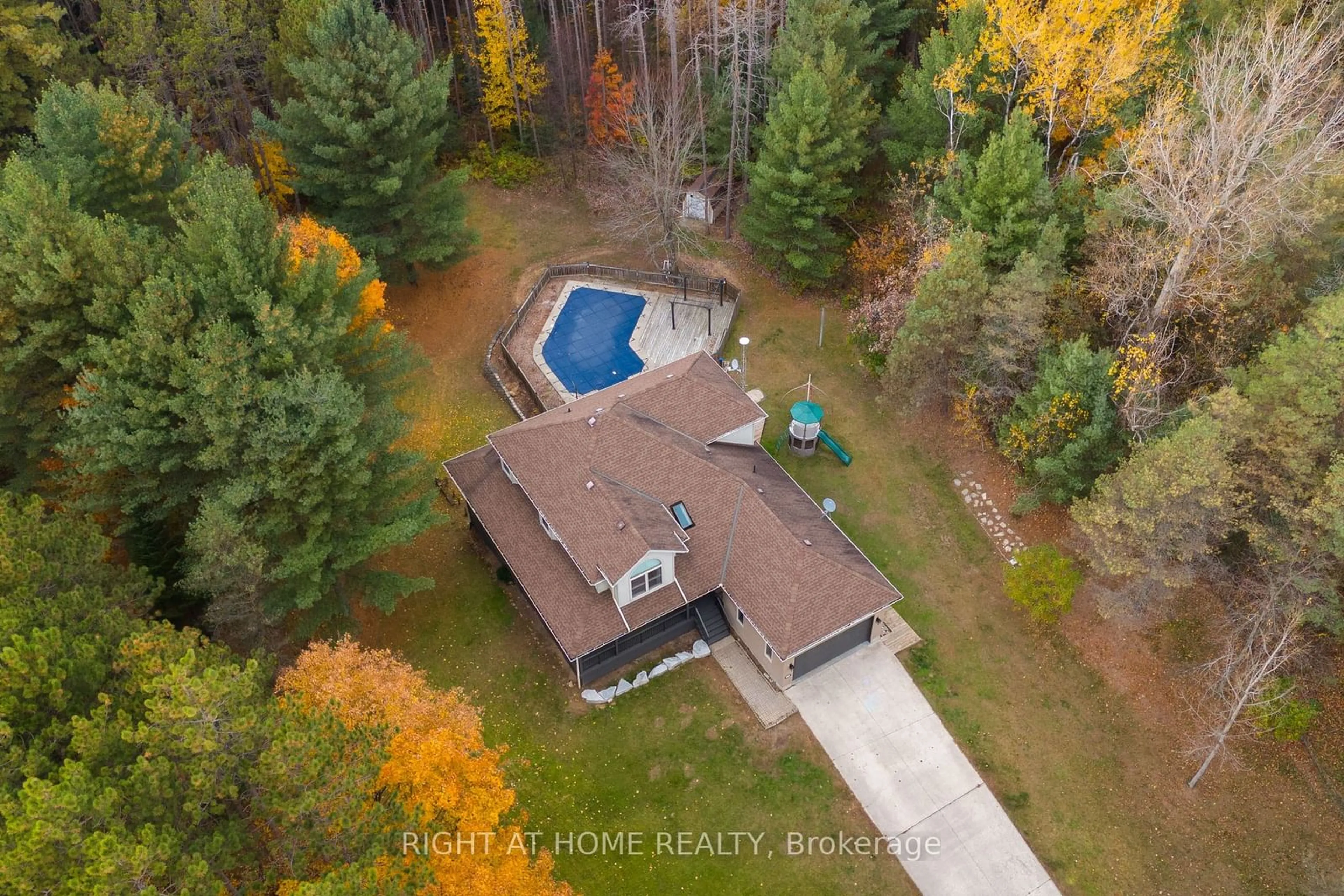 Frontside or backside of a home, the fenced backyard for 21 FAWN Cres, Clearview Ontario L0M 1N0