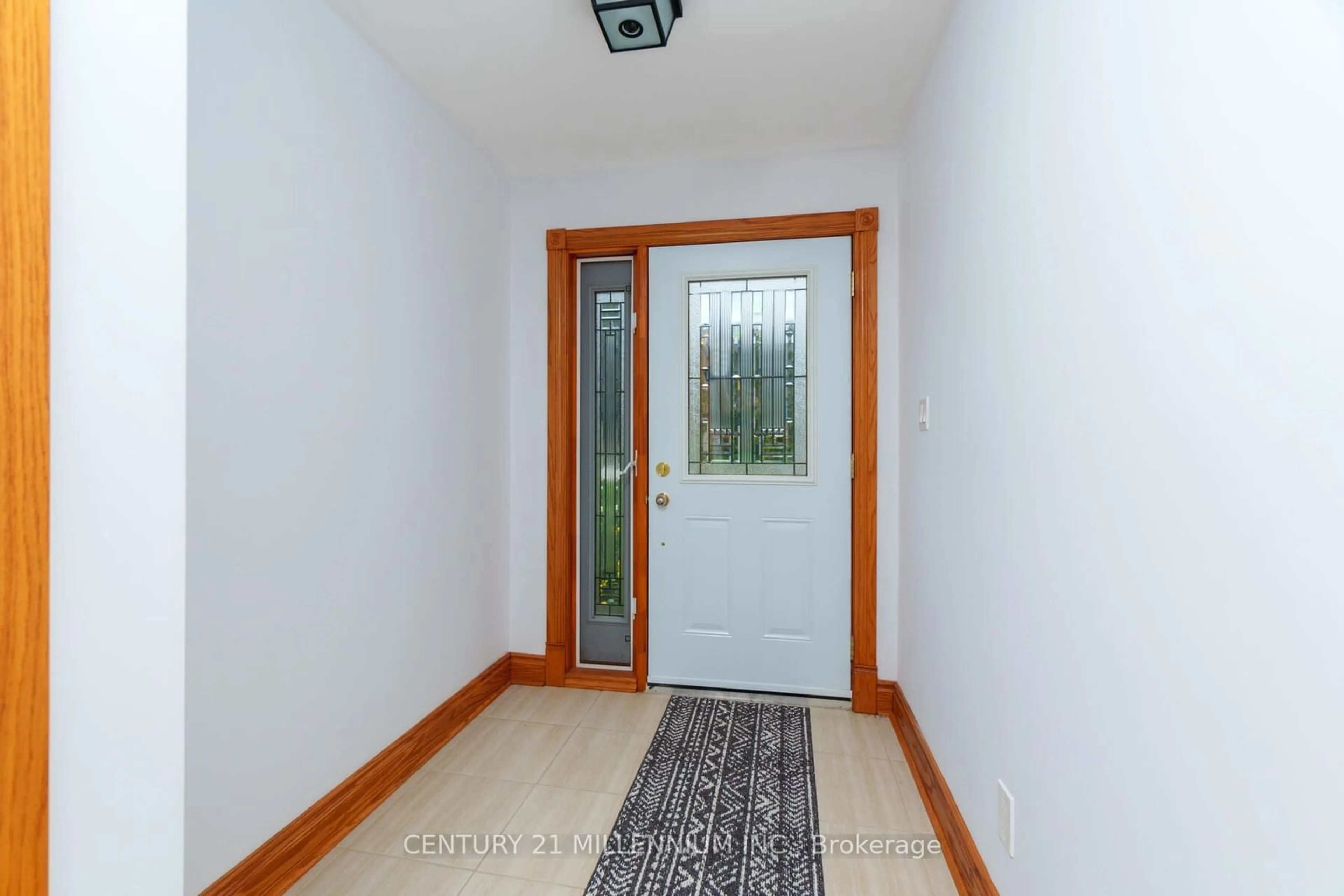 Indoor entryway, wood floors for 338 Walnut St, Collingwood Ontario L9Y 3C8