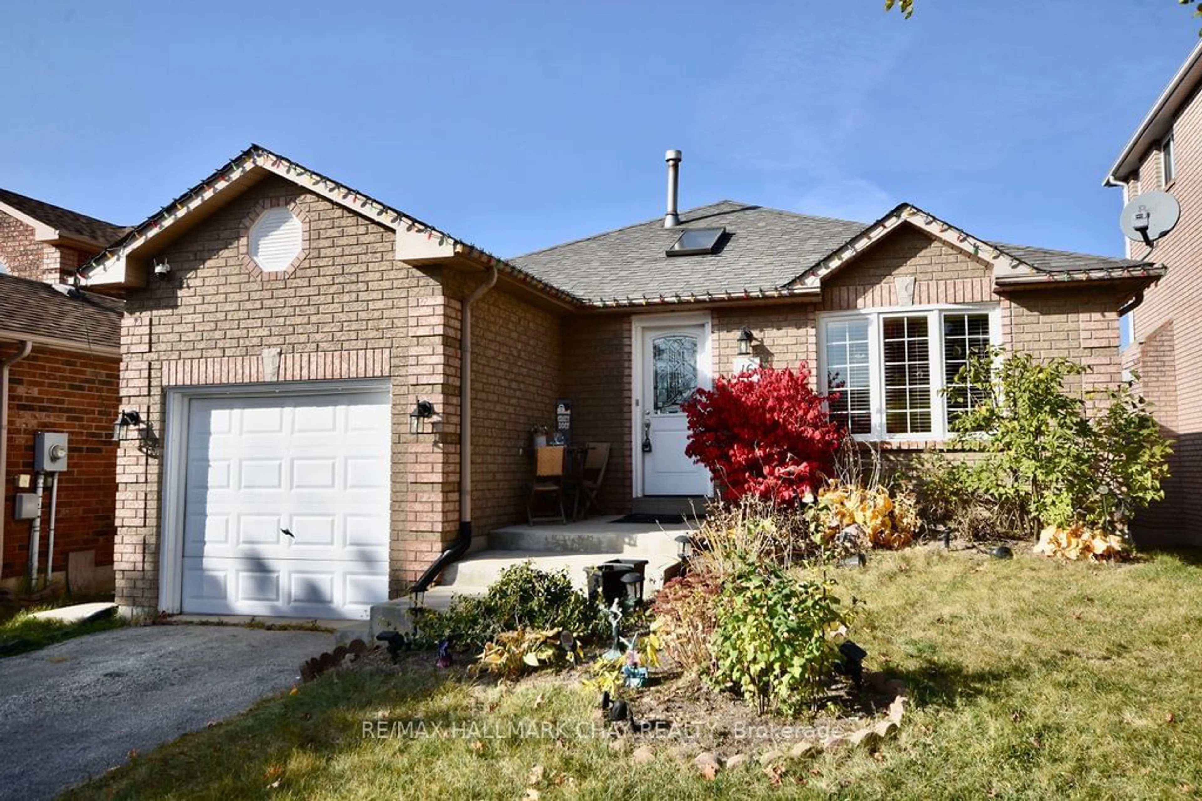 Frontside or backside of a home, cottage for 16 Waddington Cres, Barrie Ontario L4N 8C8