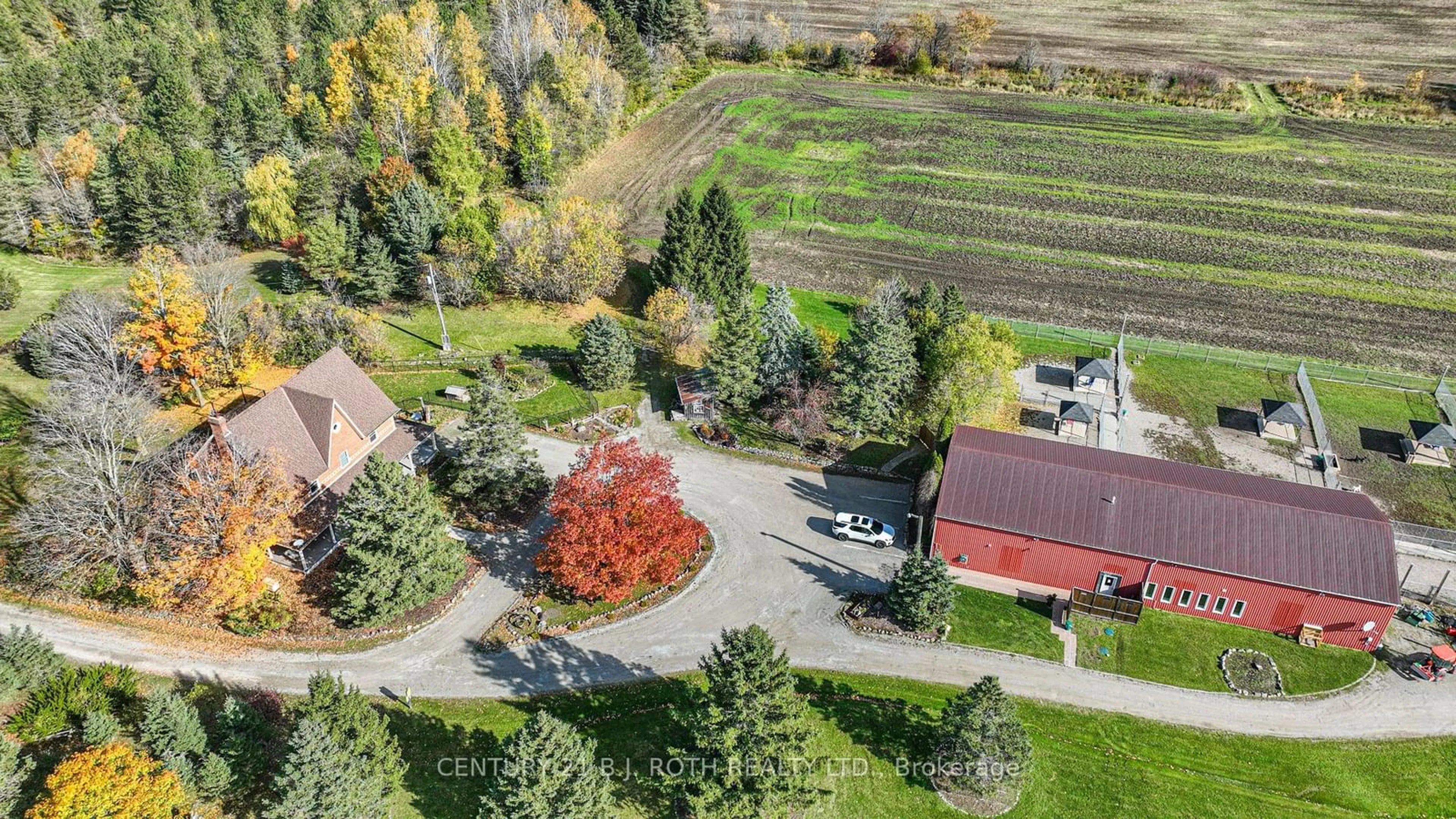 A pic from exterior of the house or condo, the fenced backyard for 301 4 Concession Rd, Tiny Ontario L0L 2T0
