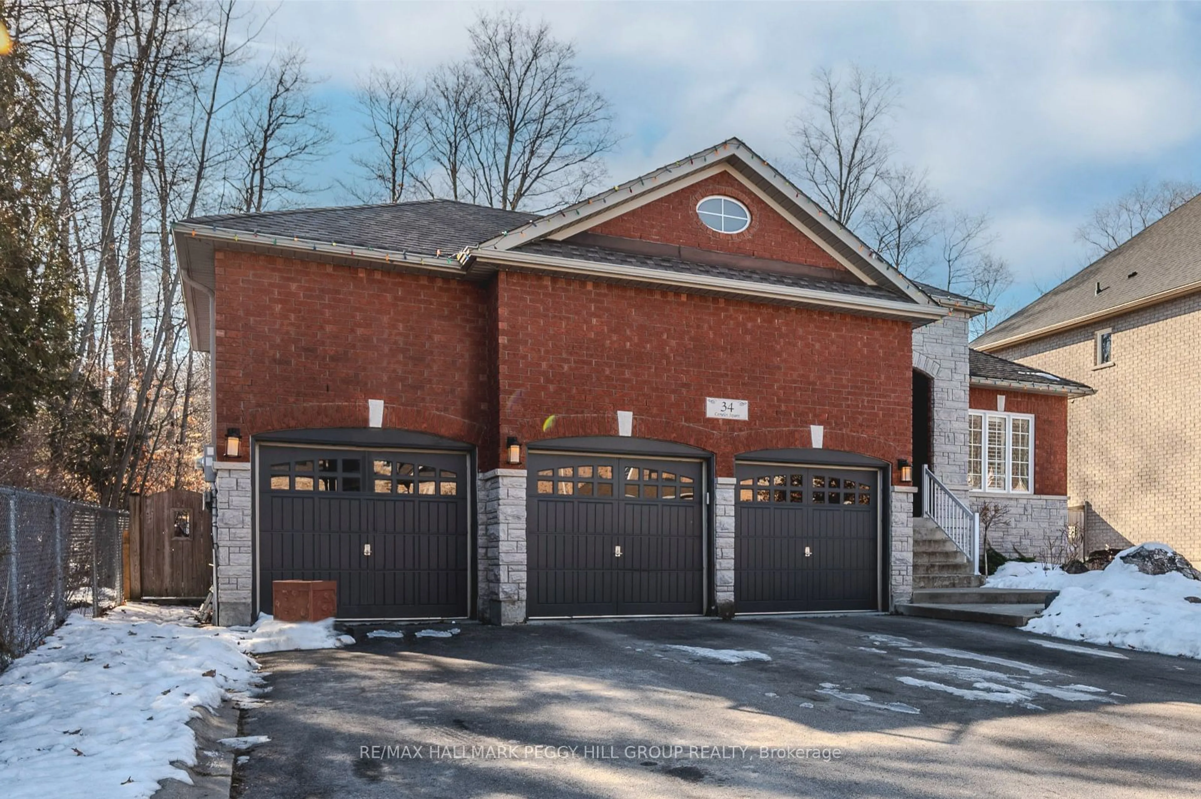 Home with brick exterior material for 34 Camelot Sq, Barrie Ontario L4M 0C3