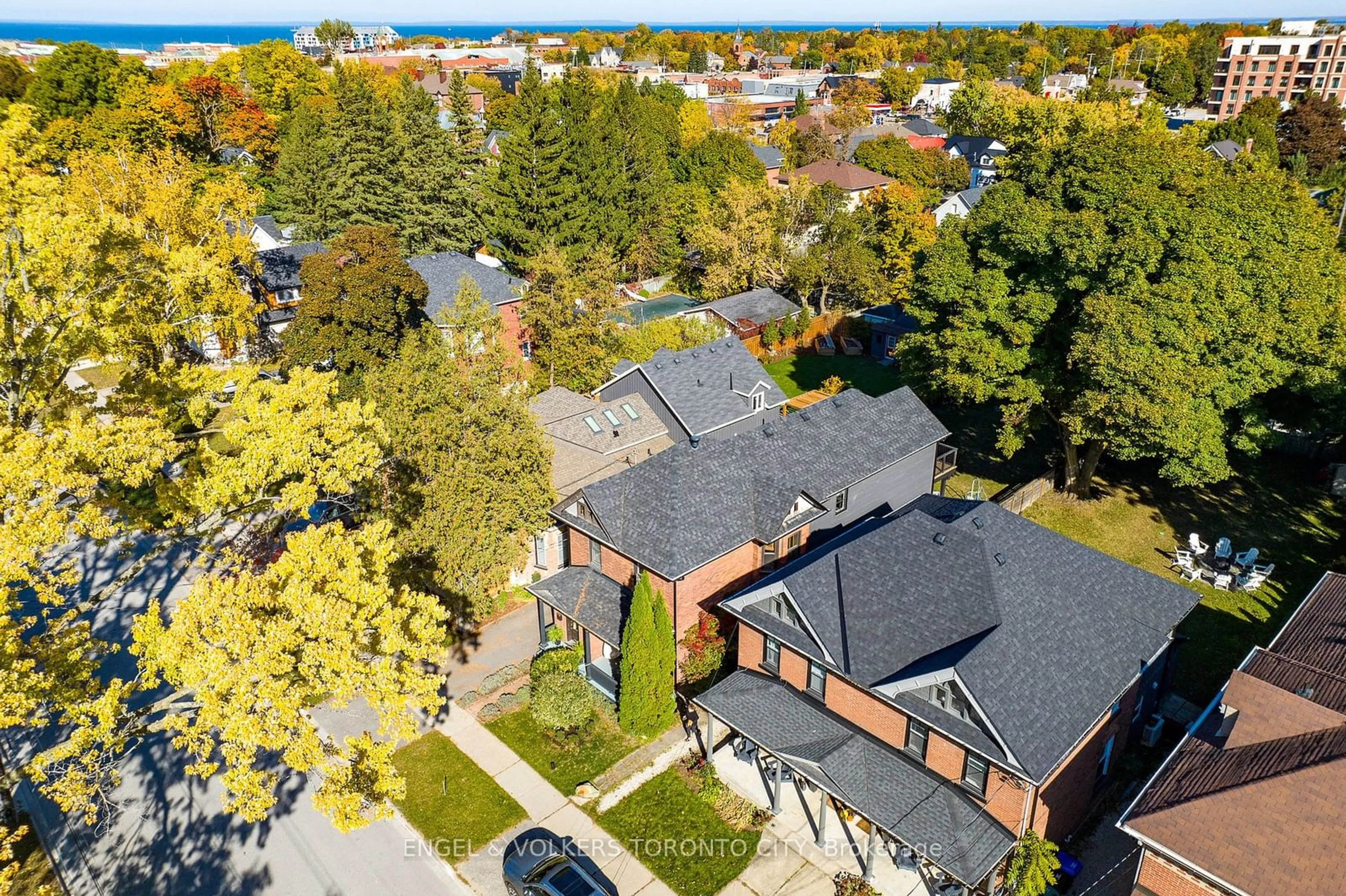 A pic from exterior of the house or condo, the fenced backyard for 305 Maple St, Collingwood Ontario L9Y 2R3