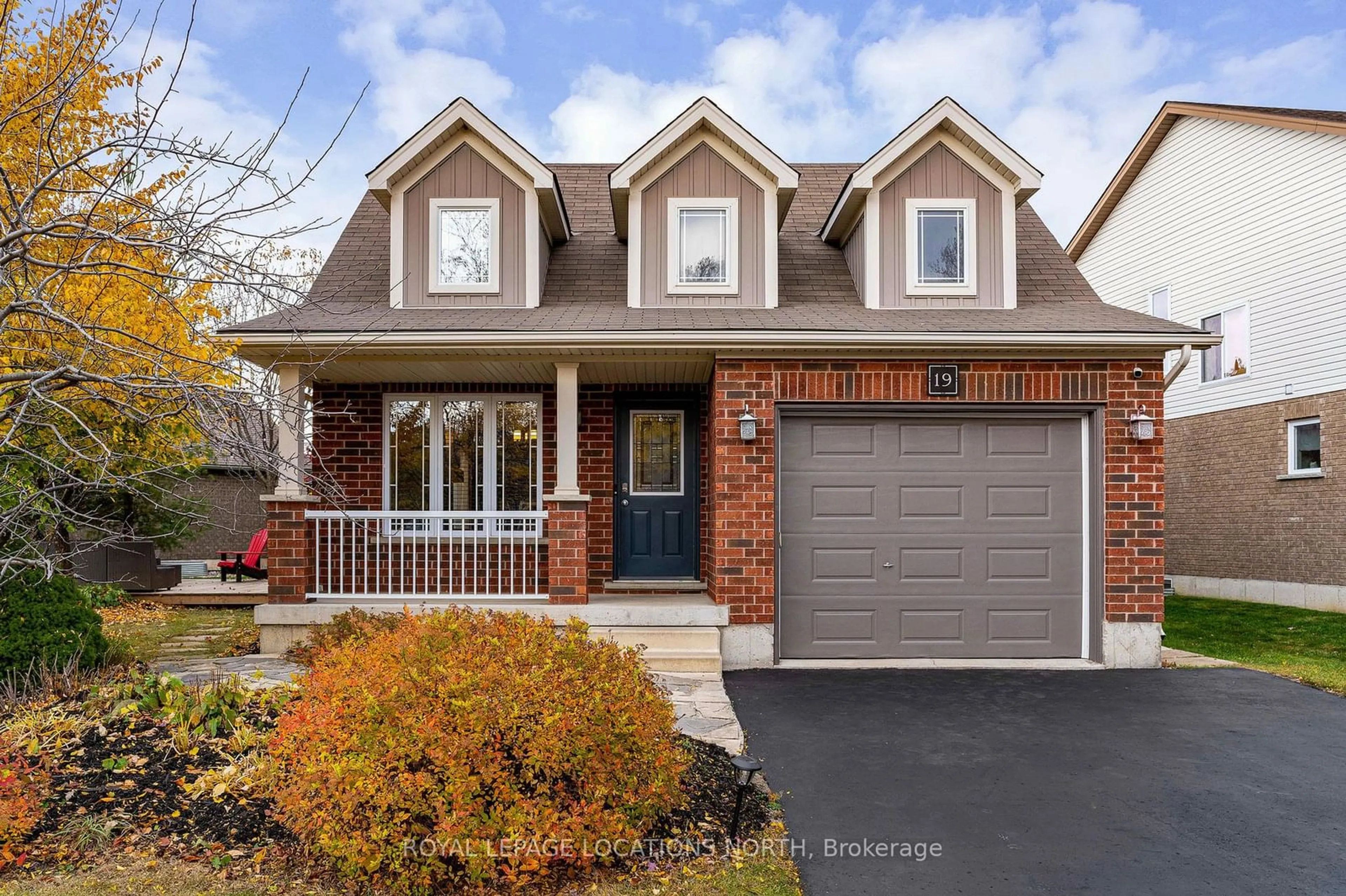 Home with brick exterior material for 19 Lynden St, Collingwood Ontario L9Y 0C4